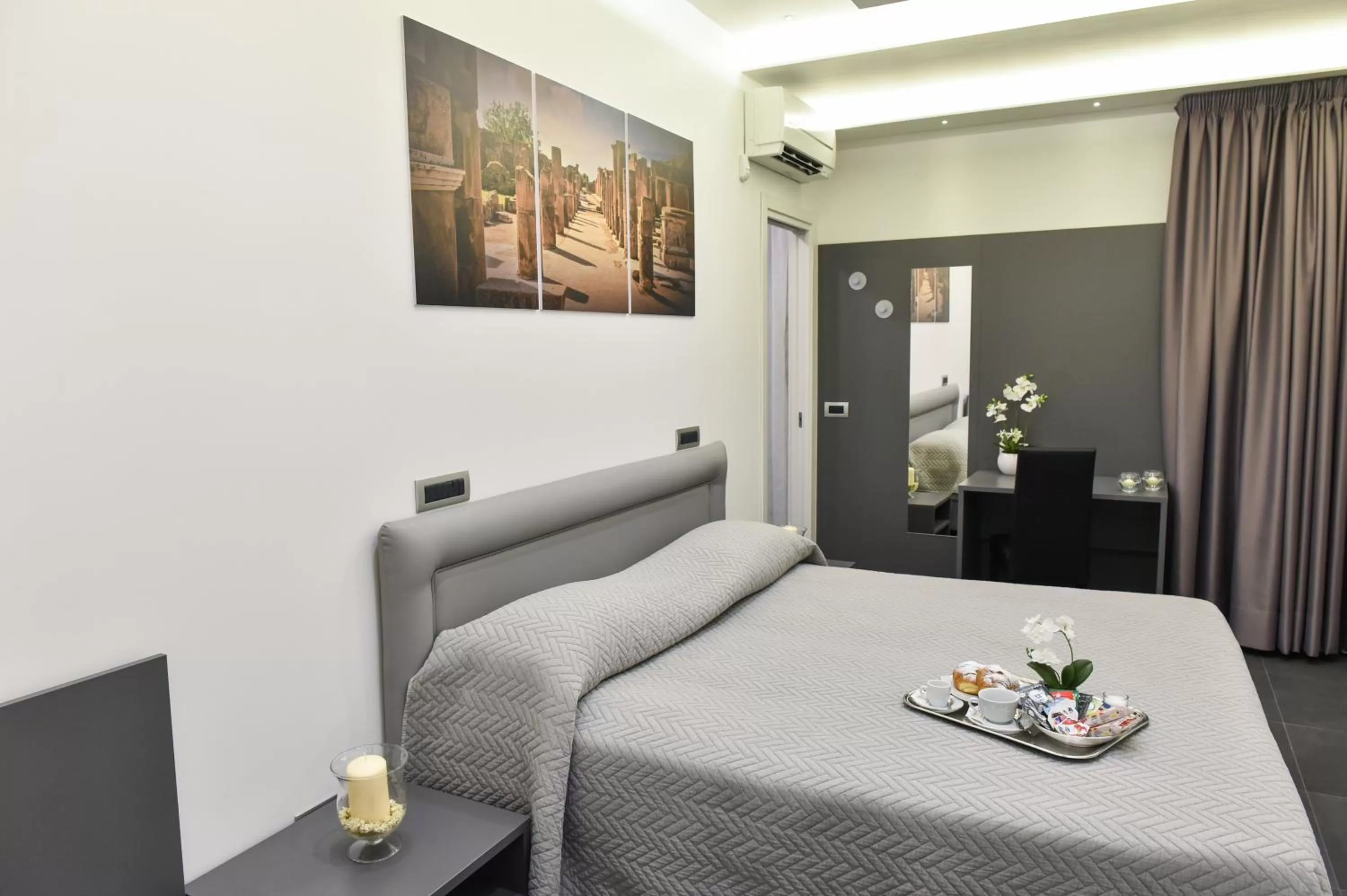 Bed in Pompei Inn Ruins B&B Luxury Suite