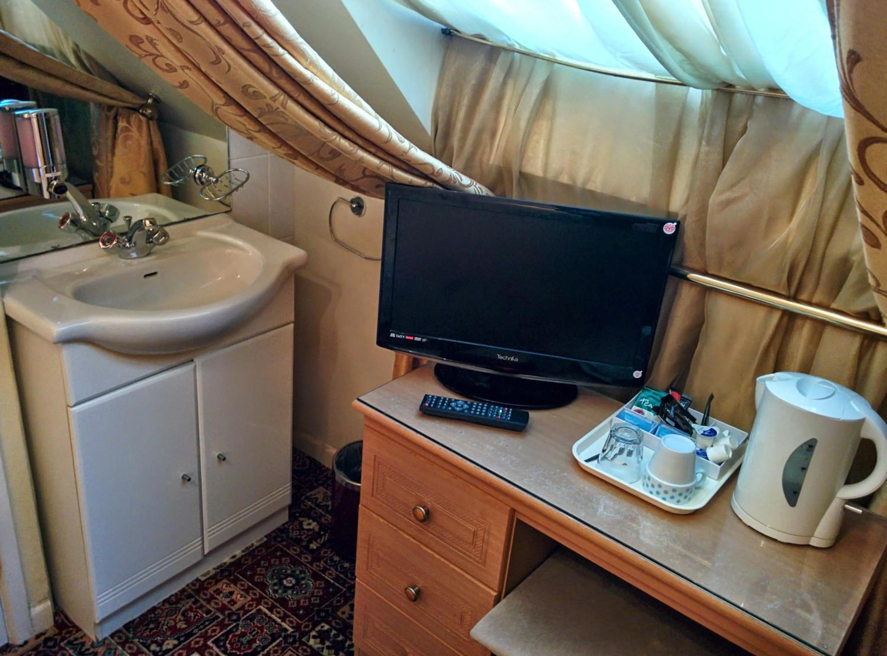 Coffee/tea facilities in Acorn Guest House