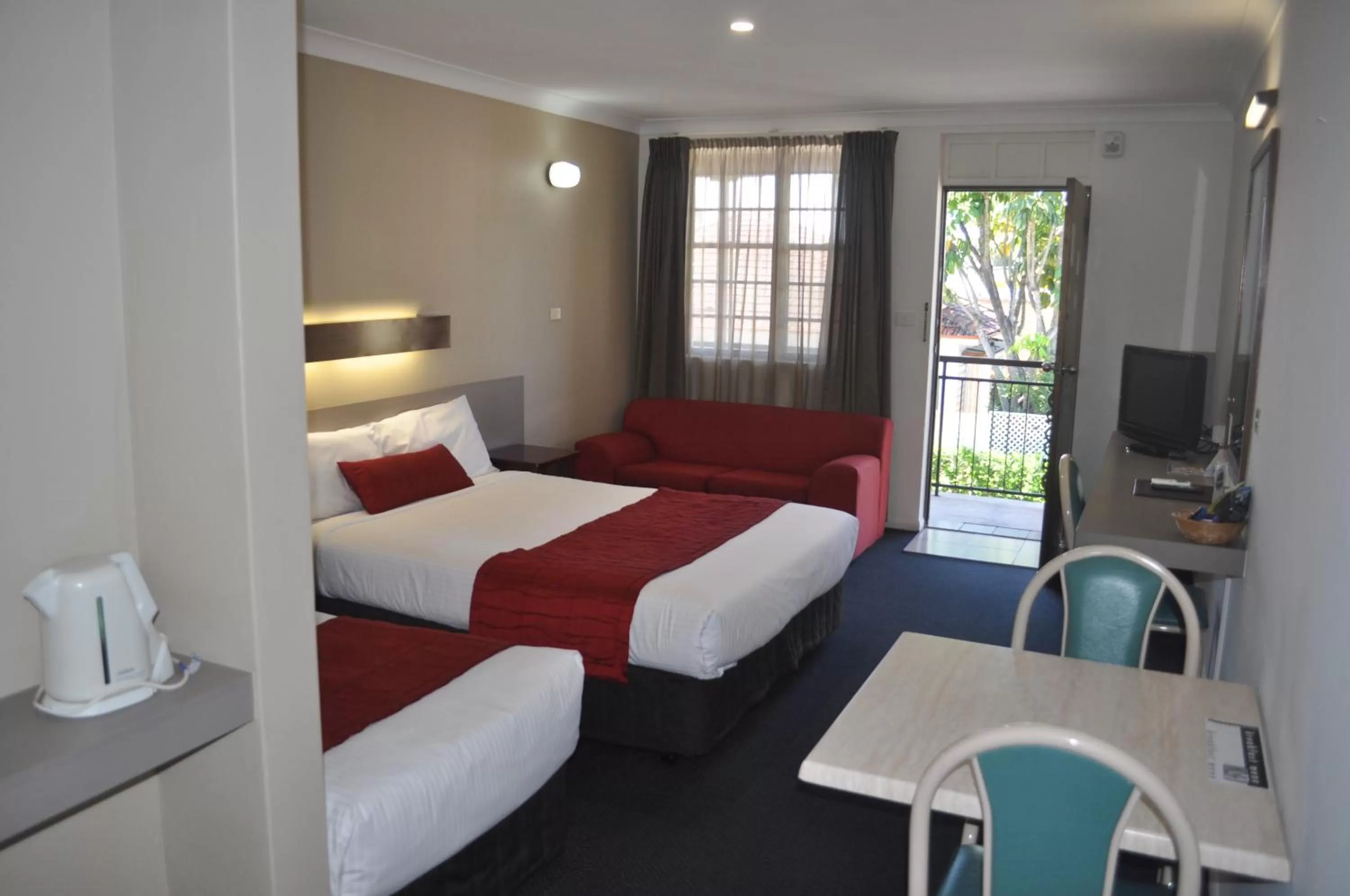 Photo of the whole room, Bed in In Town Motor Inn