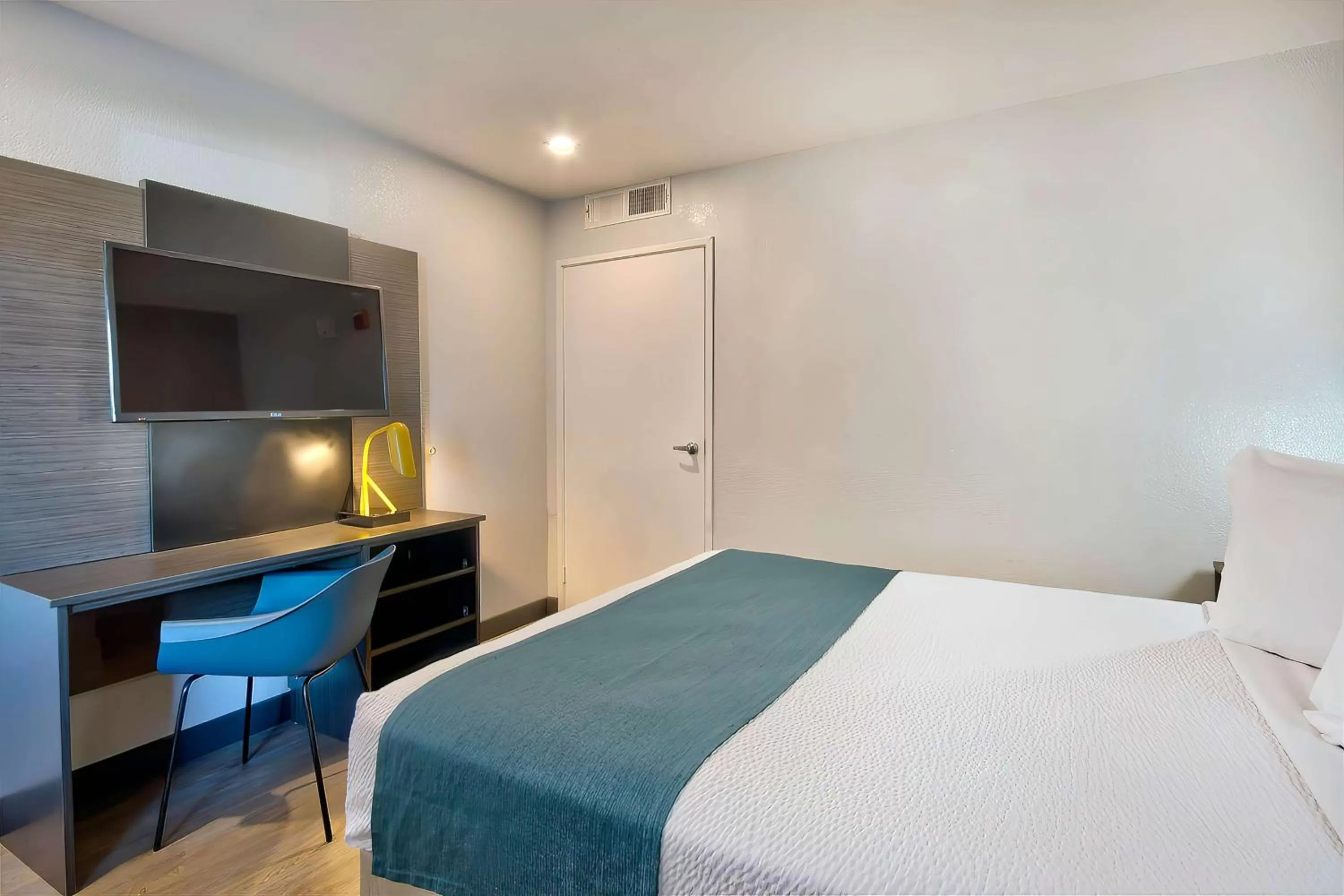 Bedroom in Motel 6-Palmdale, CA