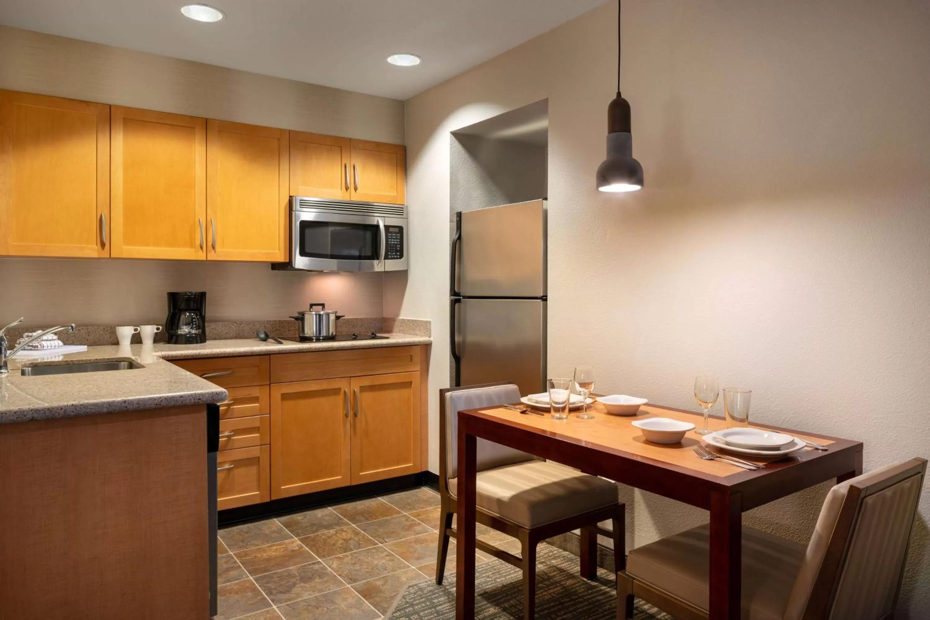 Kitchen or kitchenette in Sonesta ES Suites Tempe