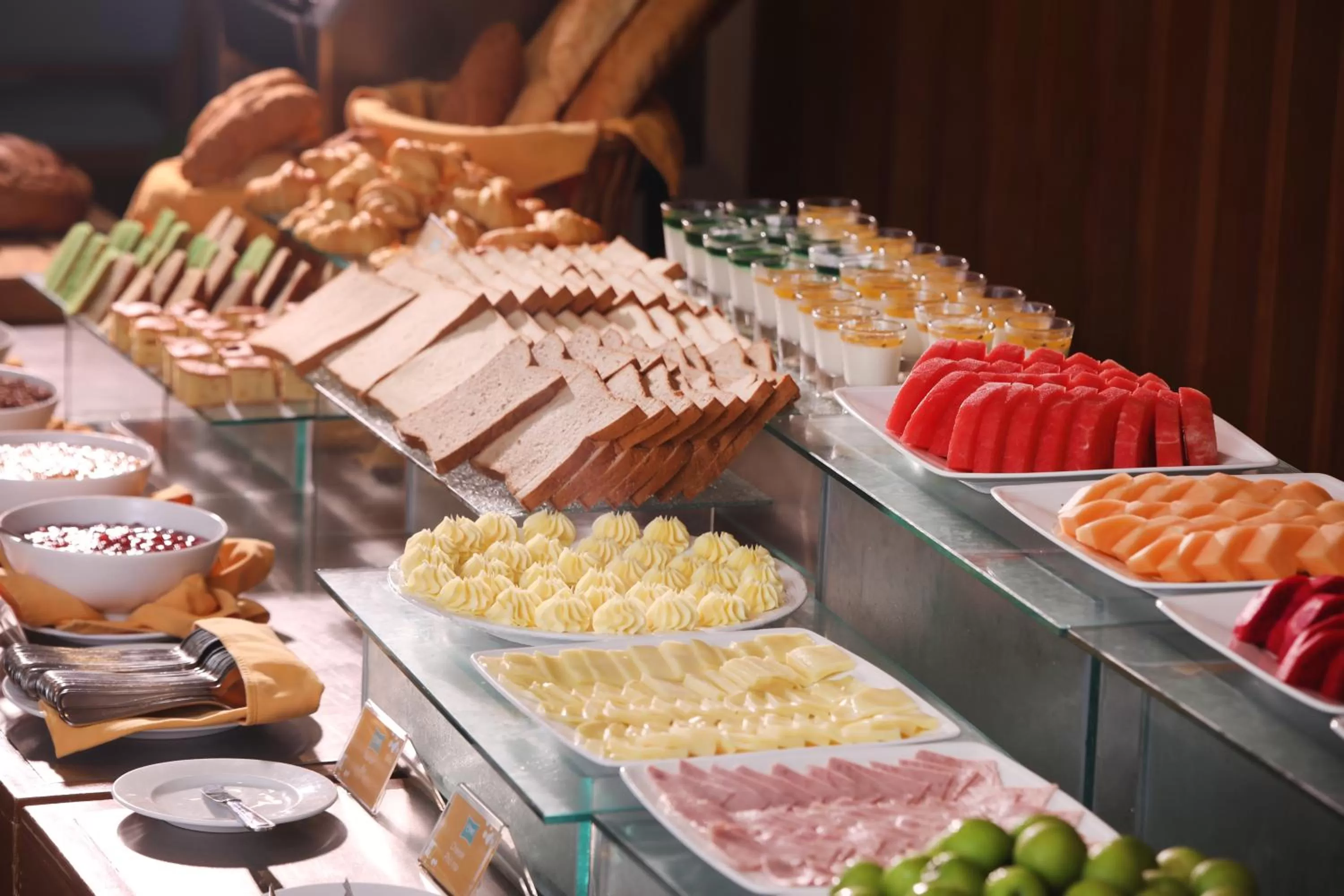 Buffet breakfast in ÊMM Hotel Hoi An