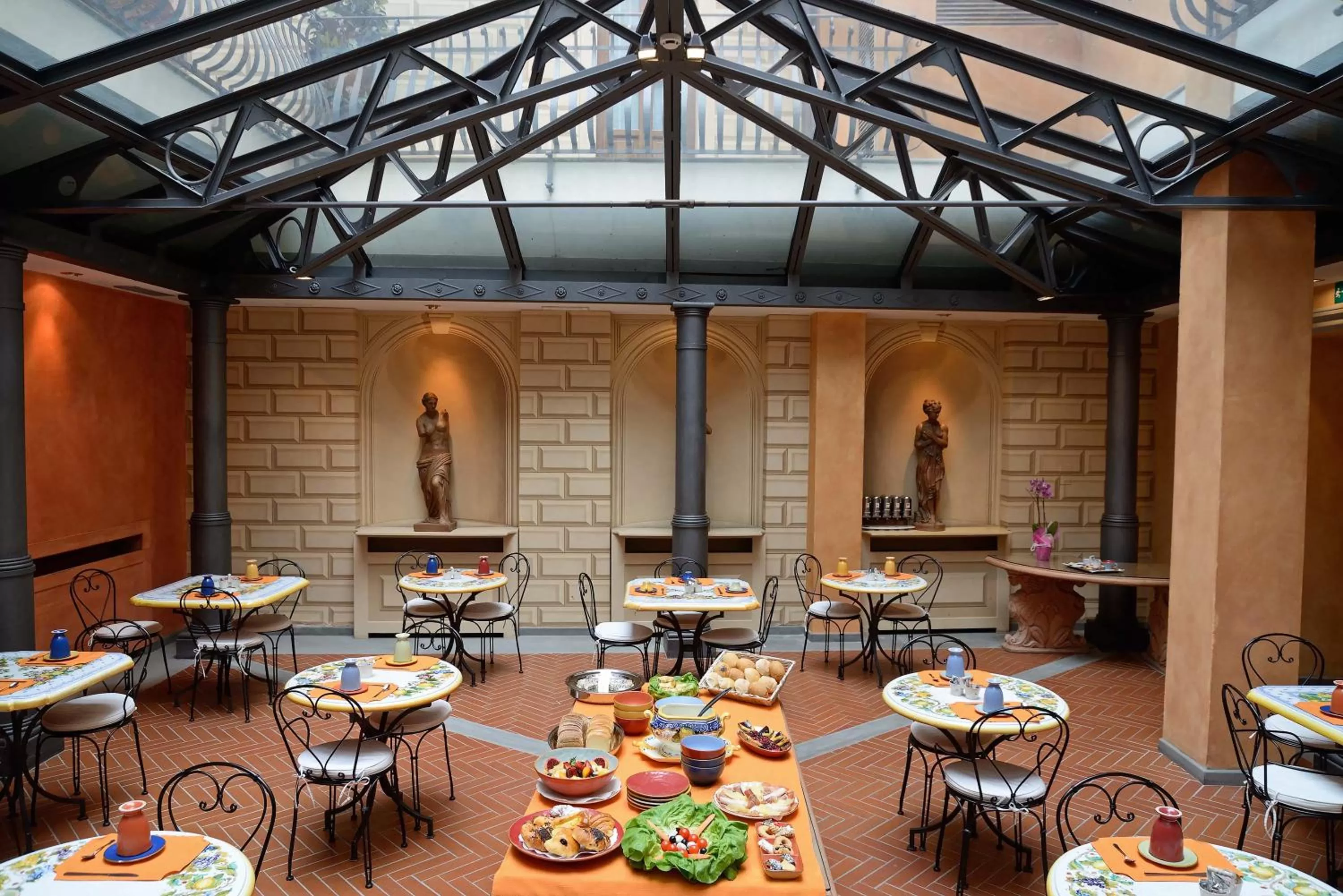 Restaurant/places to eat in Hotel Alba Palace