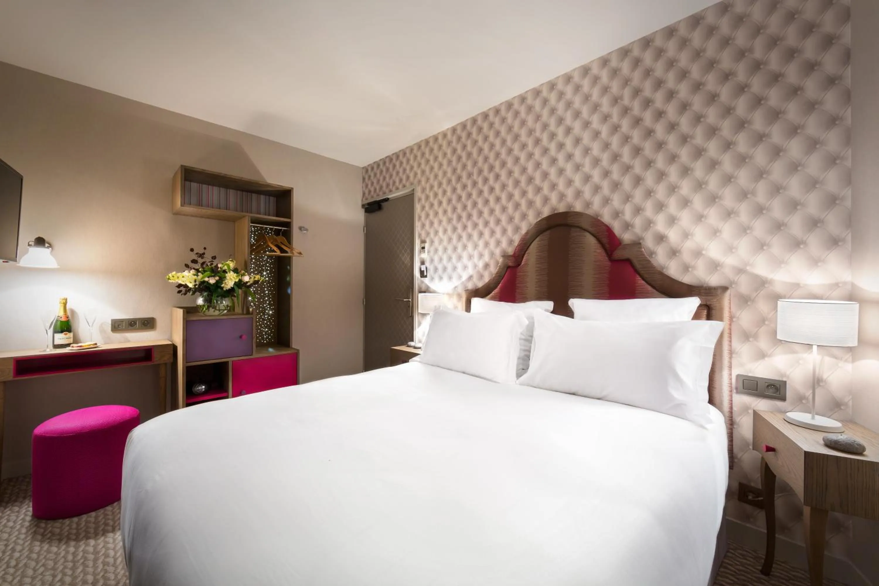 Bedroom, Bed in Hôtel La Parizienne - Proche Montparnasse