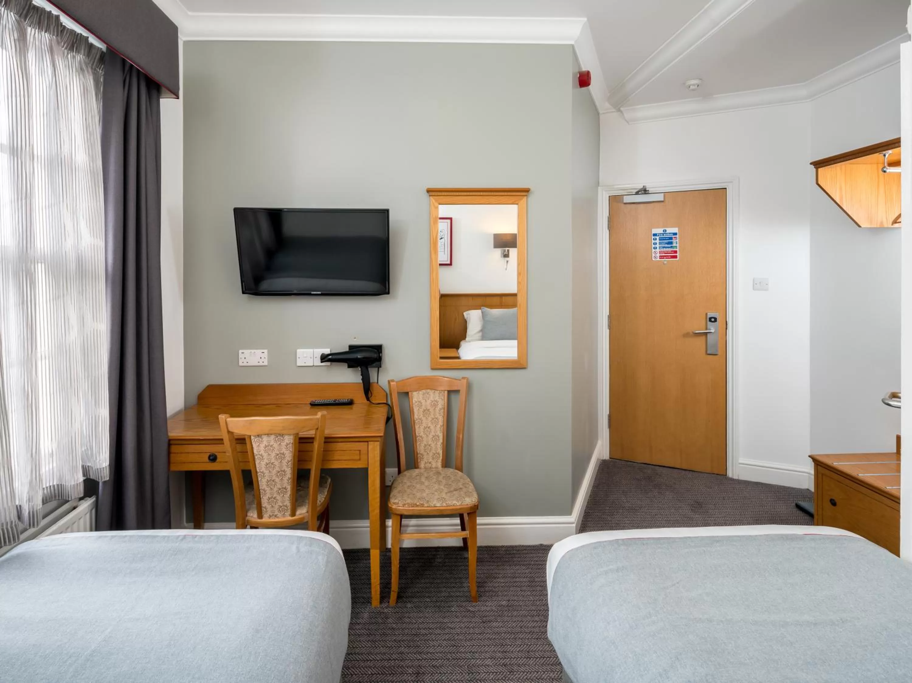 Photo of the whole room, Bed in OYO Townhouse New England, London Victoria