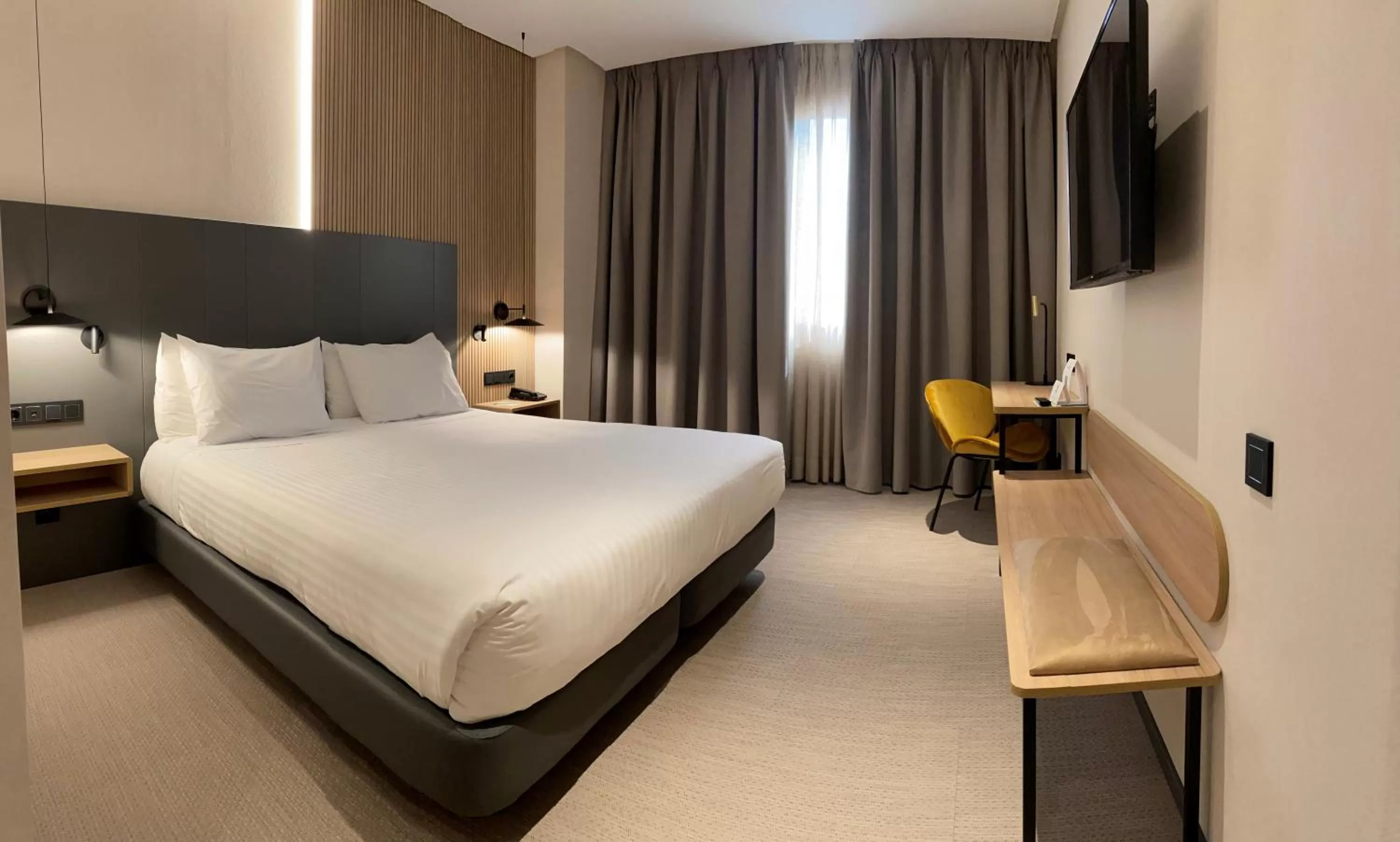 Photo of the whole room, Bed in Silken Ciudad Gijón