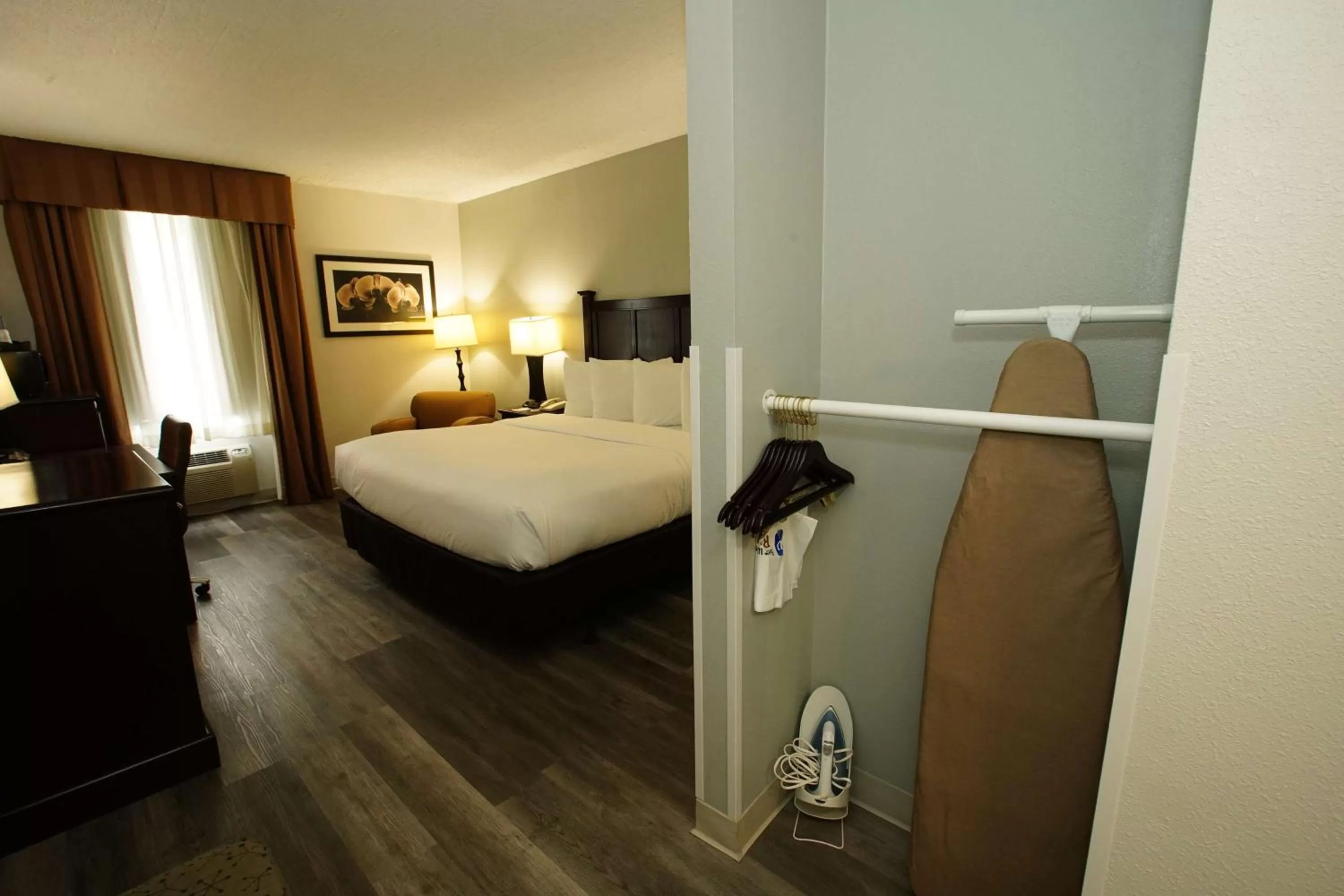 Photo of the whole room, Bed in Best Western Paramus Hotel & Suites