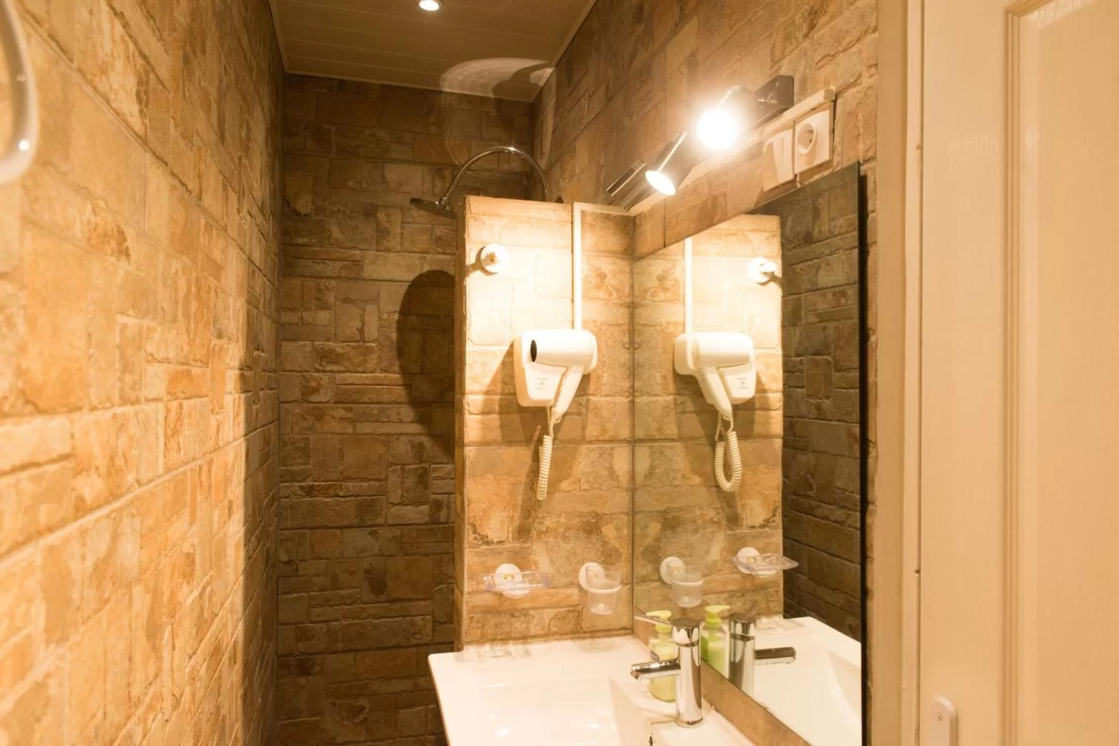 Shower, Bathroom in La Résidence des Caféiers - Le Tampon