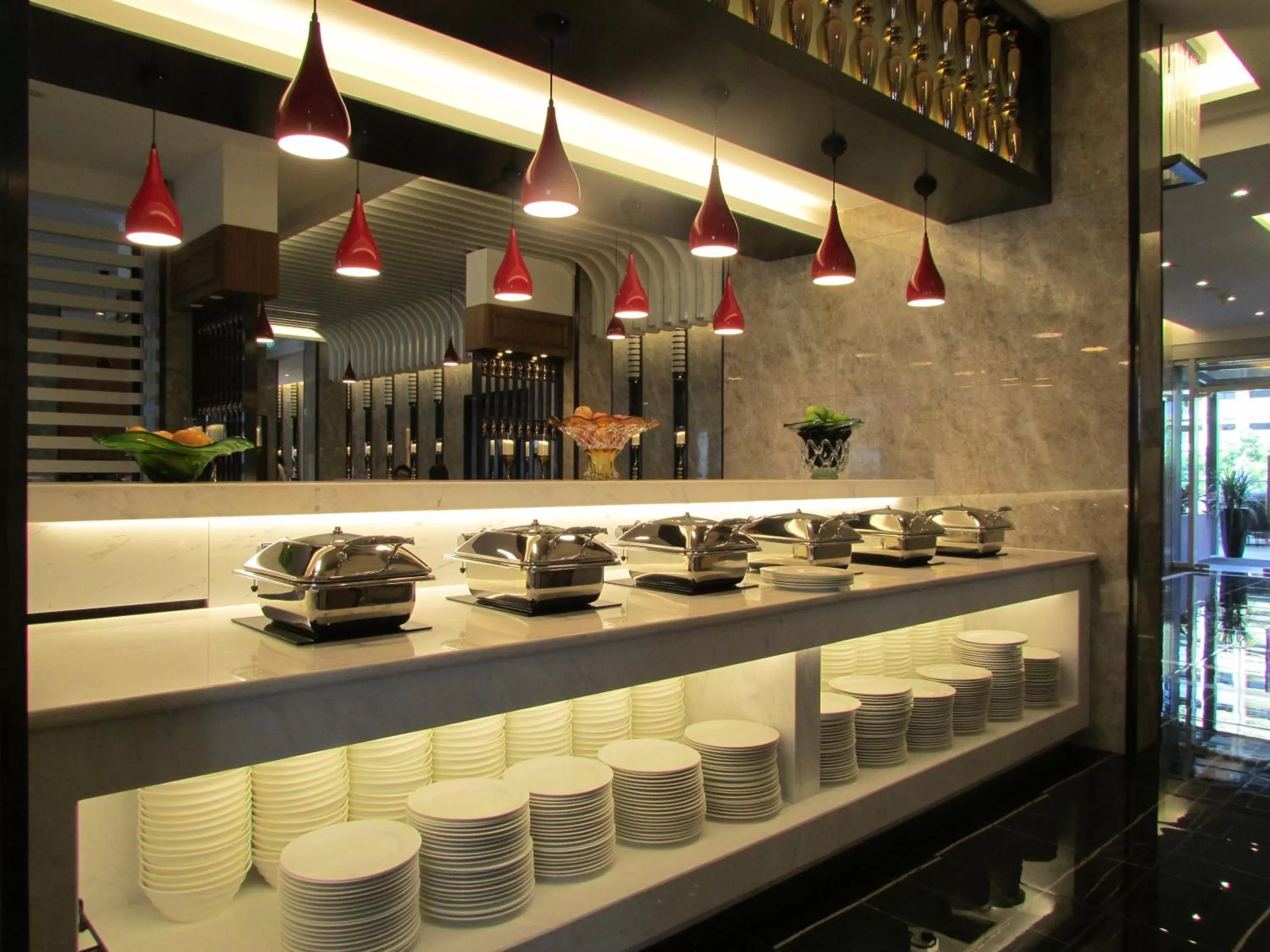 Restaurant/places to eat in Mercure Singapore Bugis