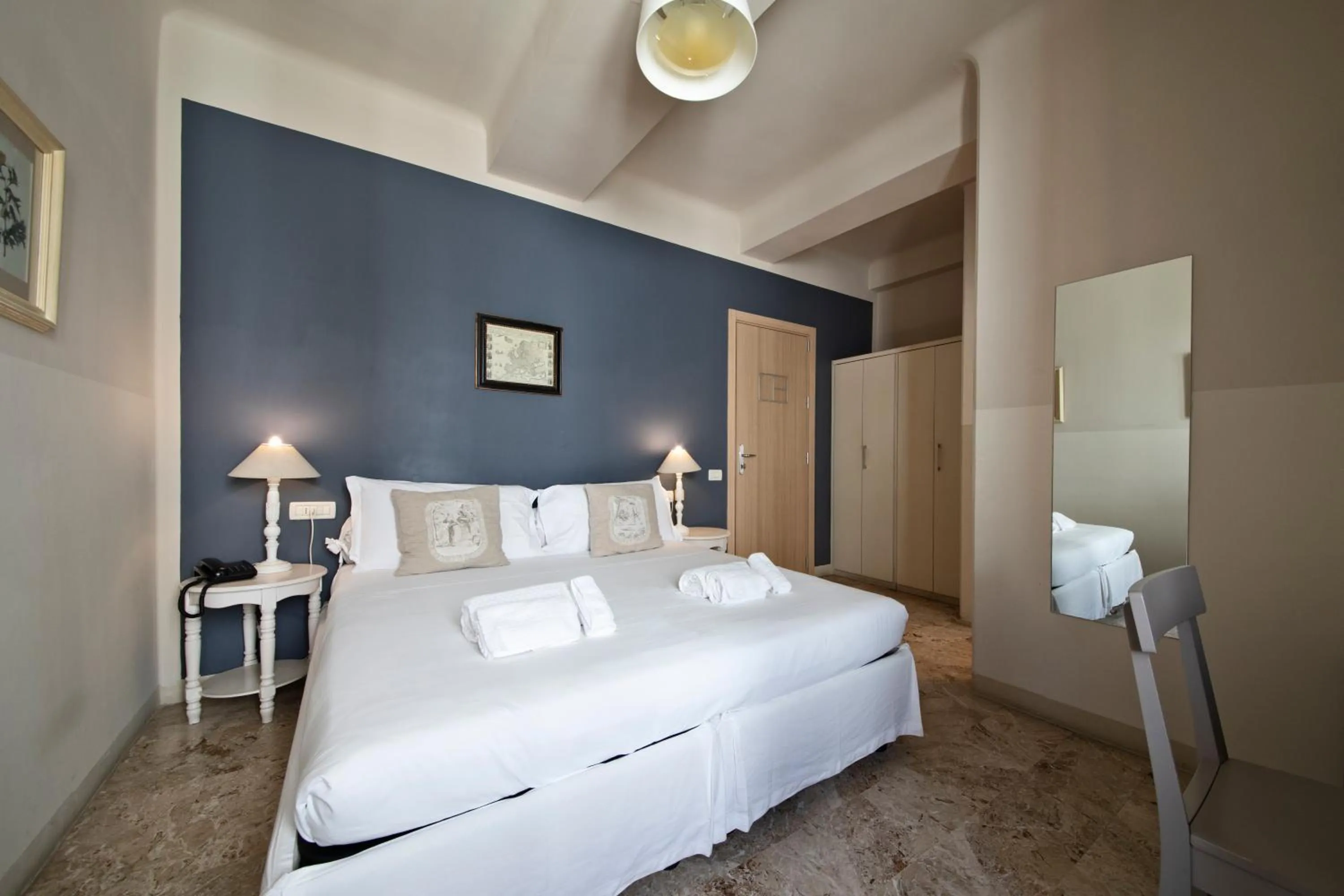 Bedroom, Bed in Hotel Broletto - Centro Storico