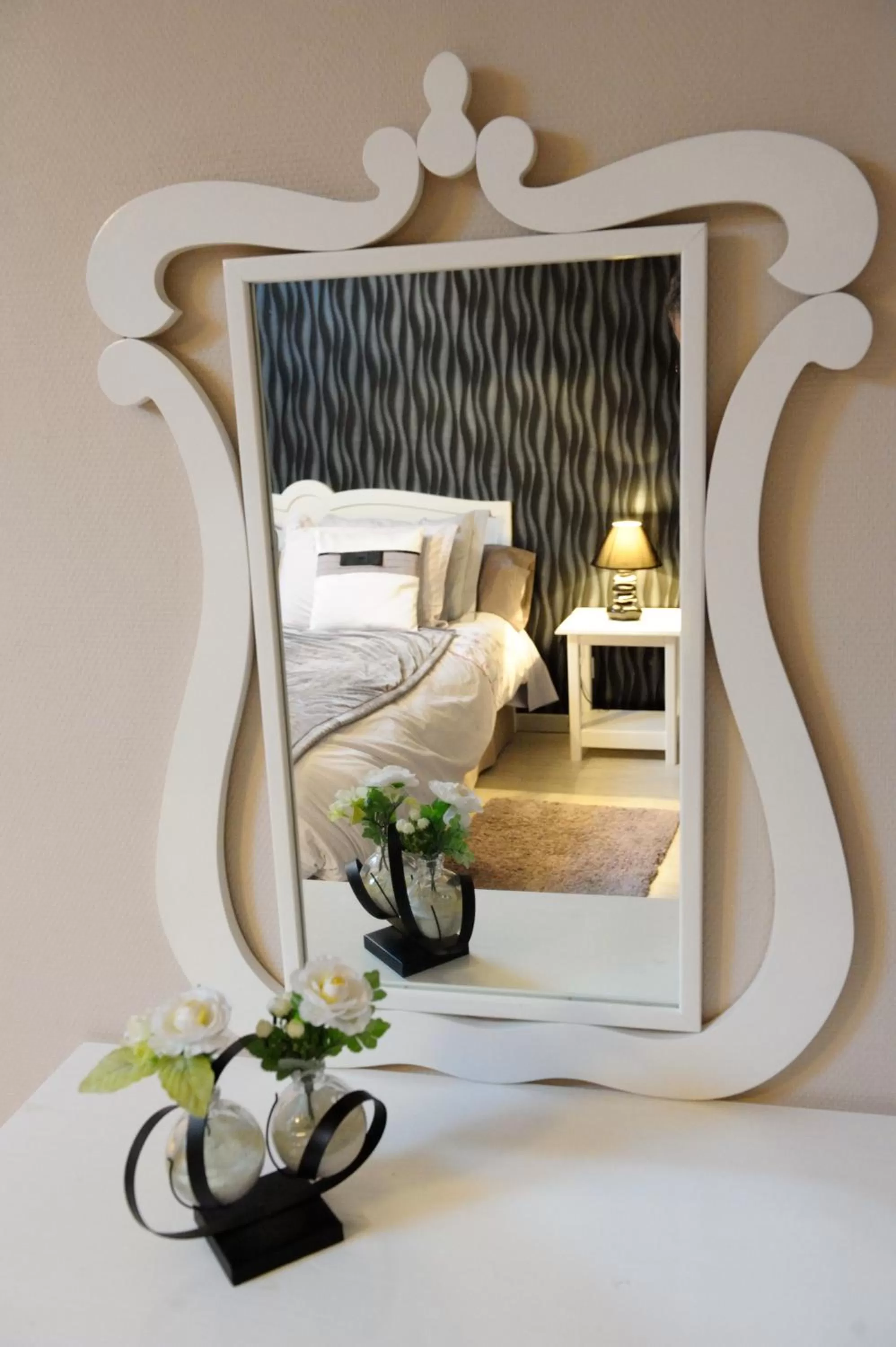 Decorative detail, Bed in Chambre d'Hôtes des Lys