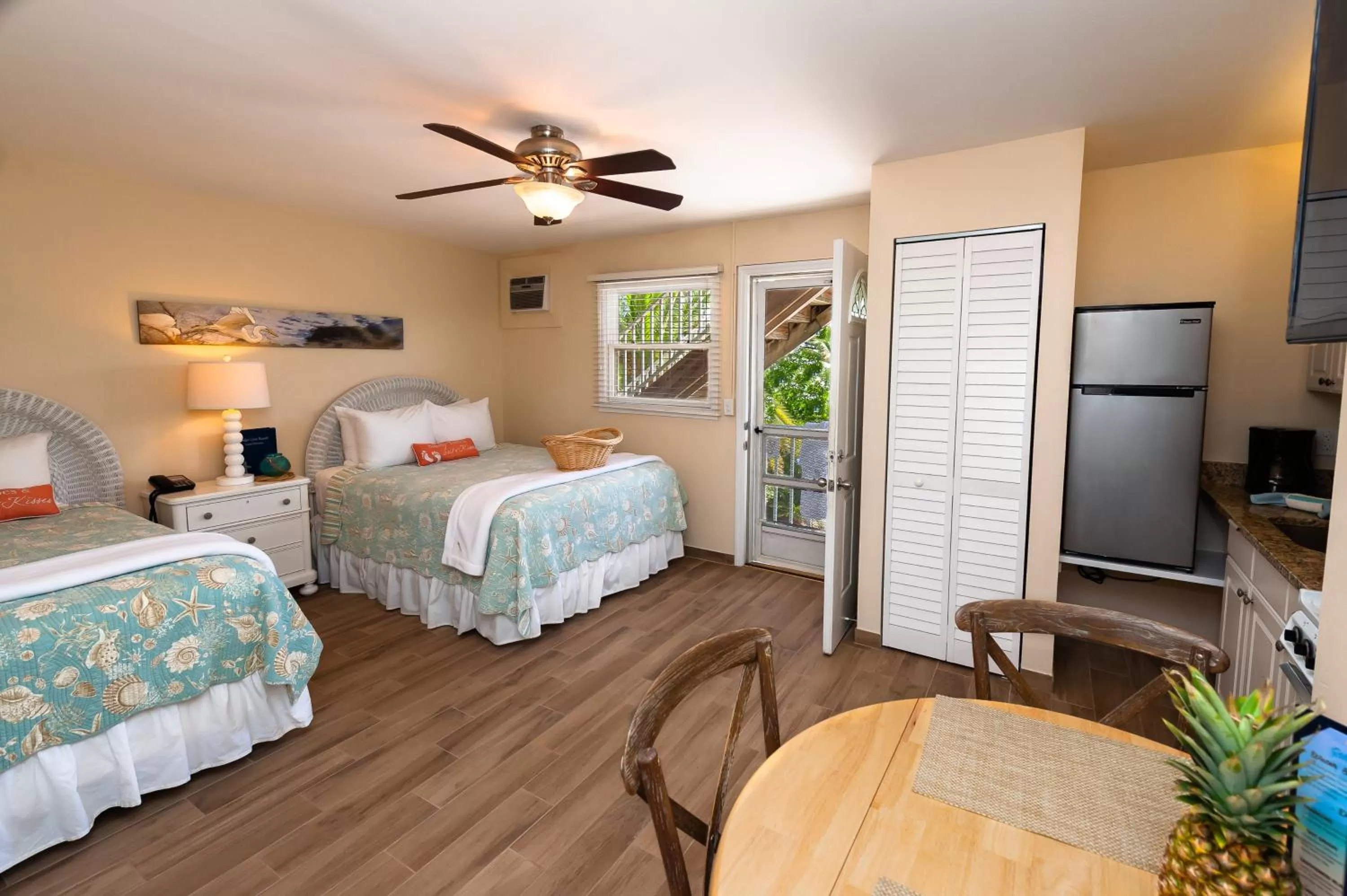 Kitchen or kitchenette, Bed in Cedar Cove Resort & Cottages