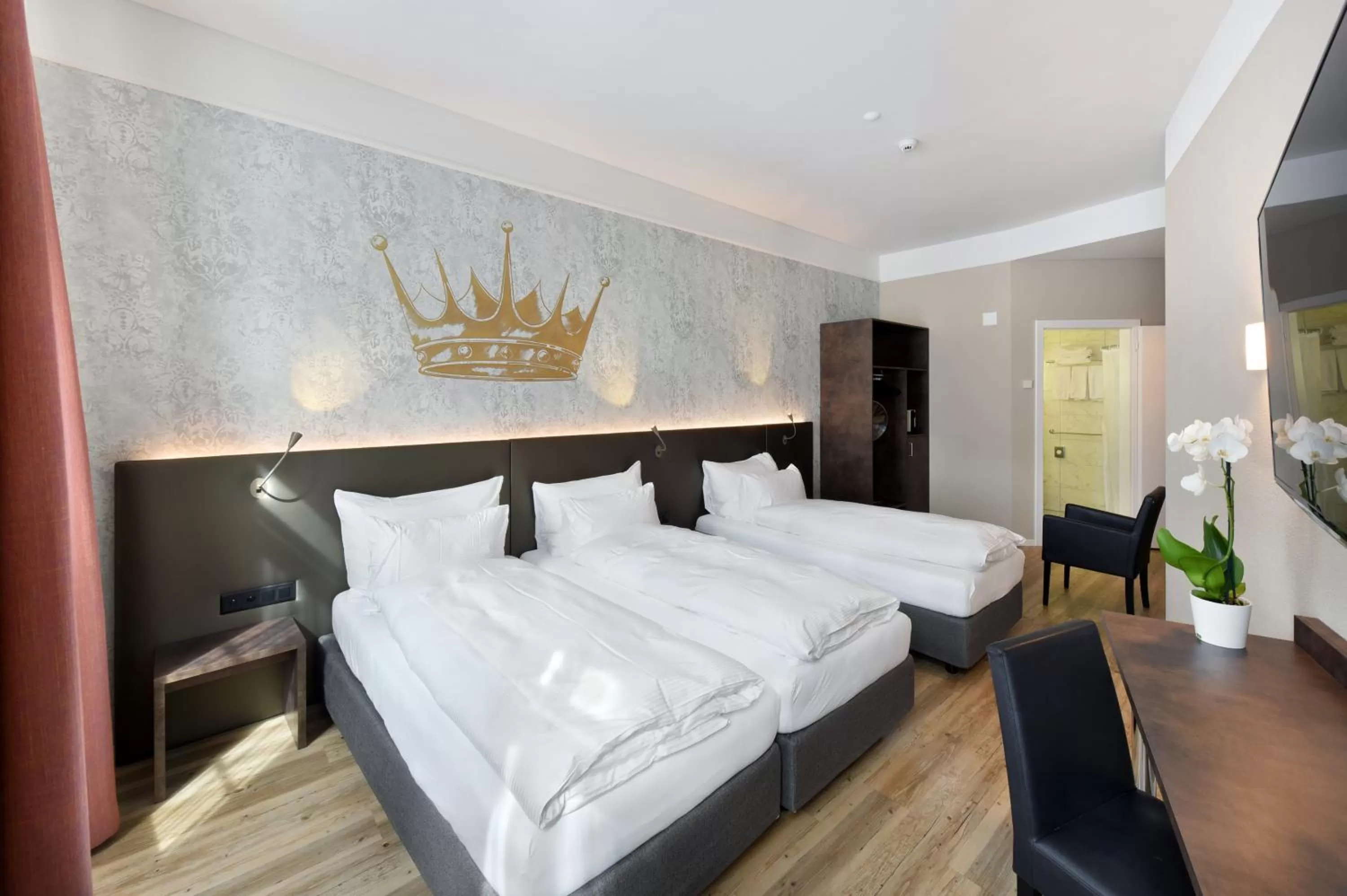 Photo of the whole room, Bed in Altstadt Hotel Krone Luzern