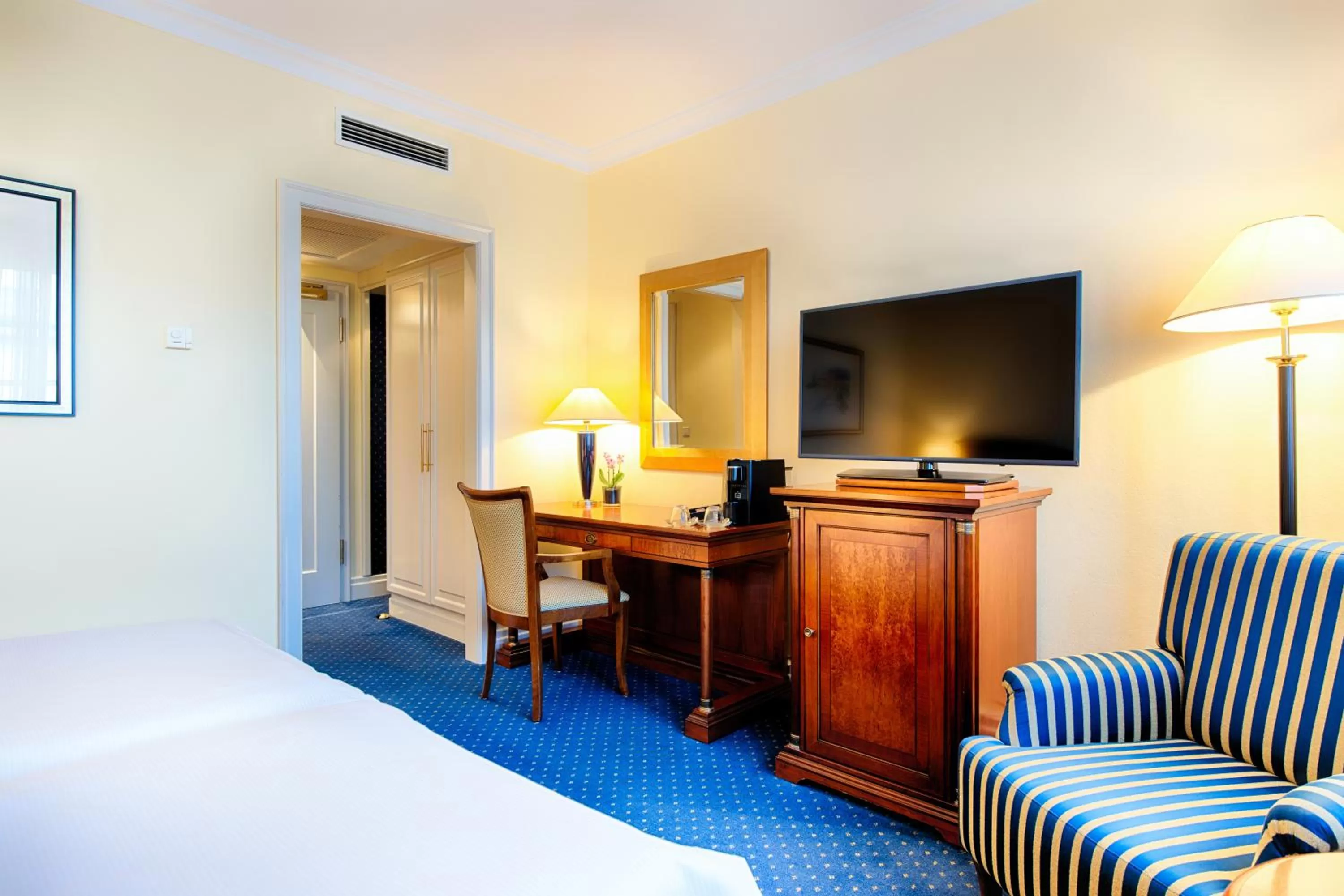 Seating area, TV/Entertainment Center in Hotel Villa Geyerswörth