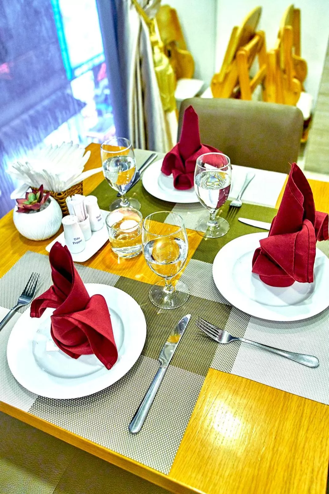 Restaurant/places to eat in Boss Hotel