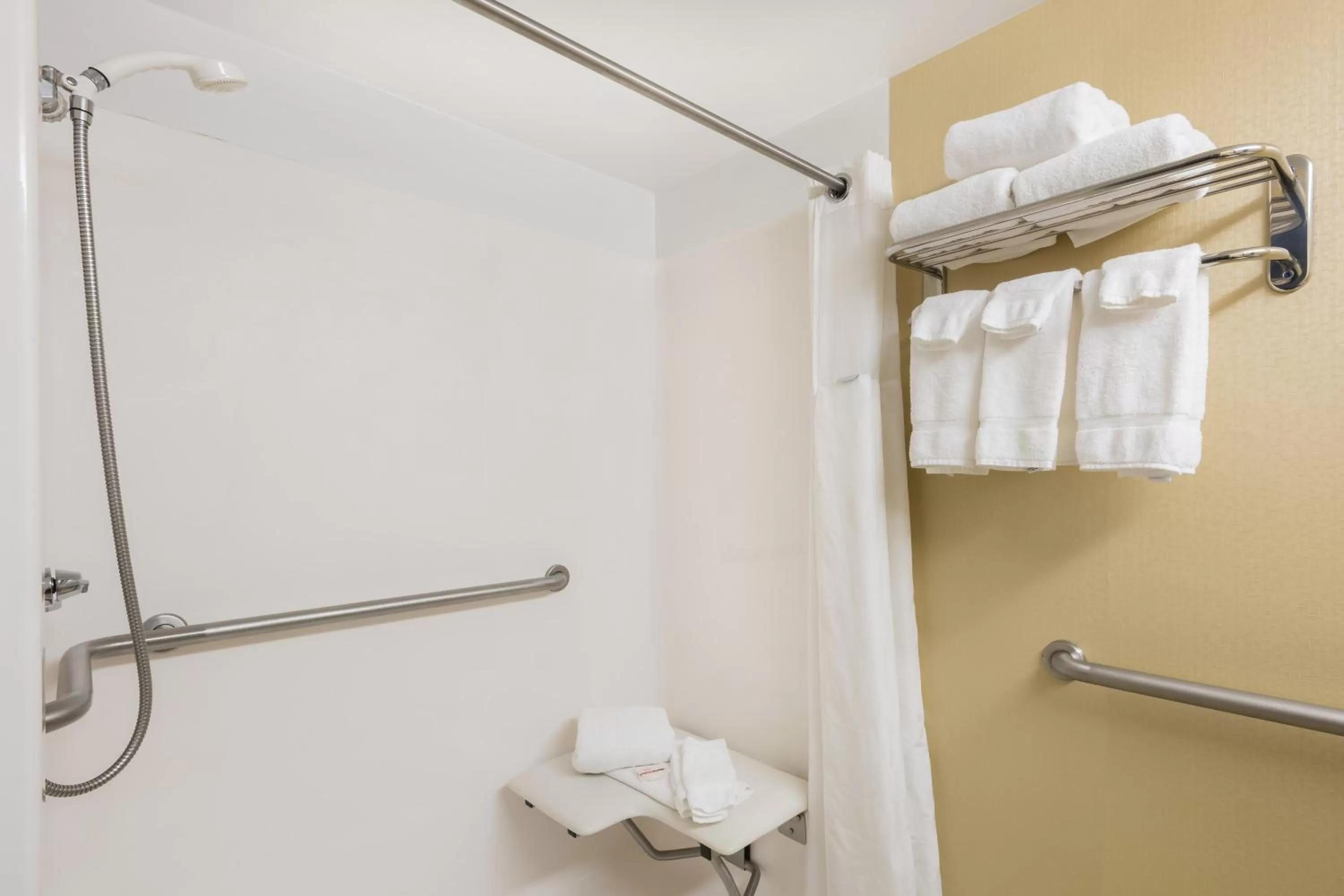 Bathroom in Ramada Plaza by Wyndham Portland