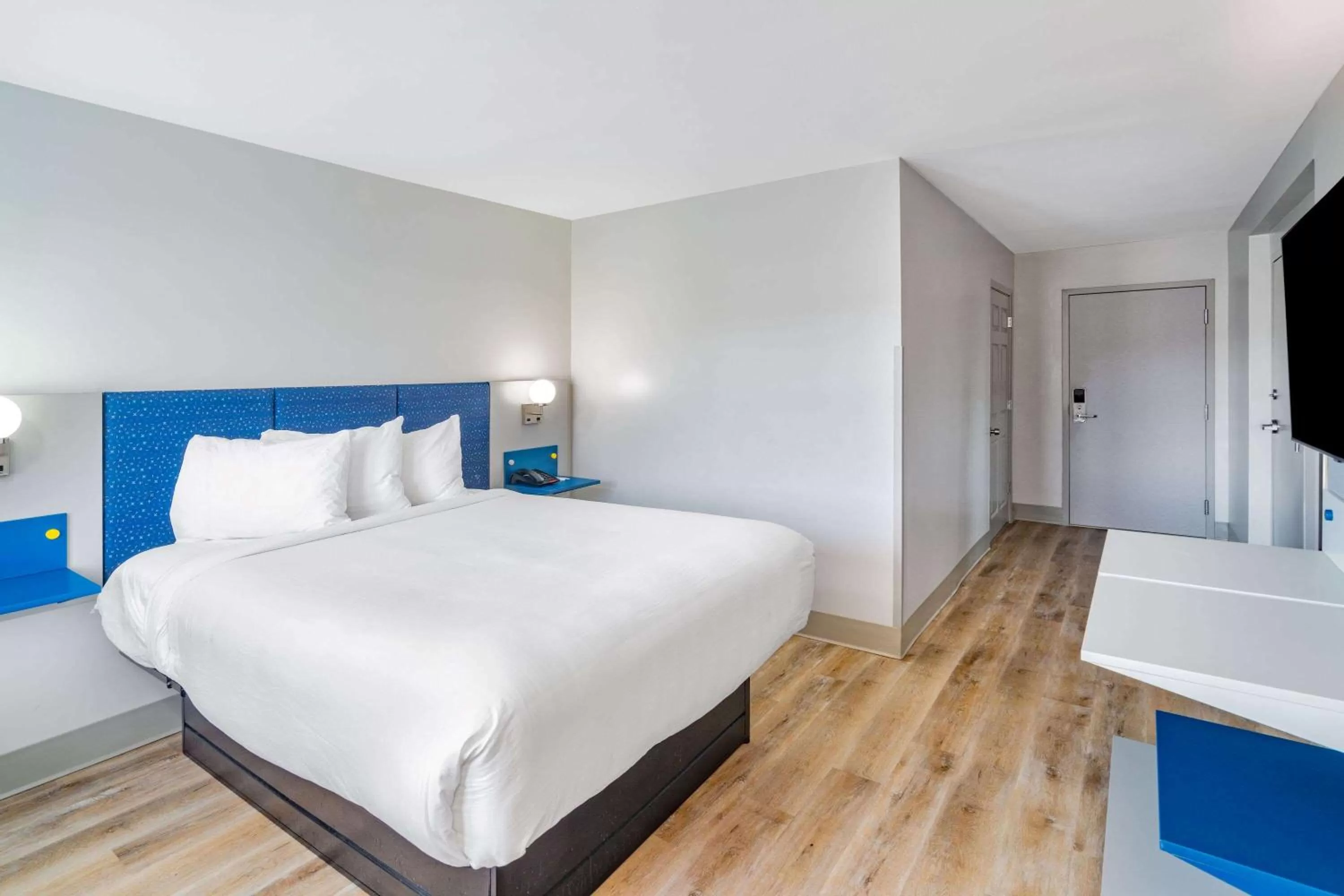 Photo of the whole room, Bed in Microtel Inn by Wyndham Athens