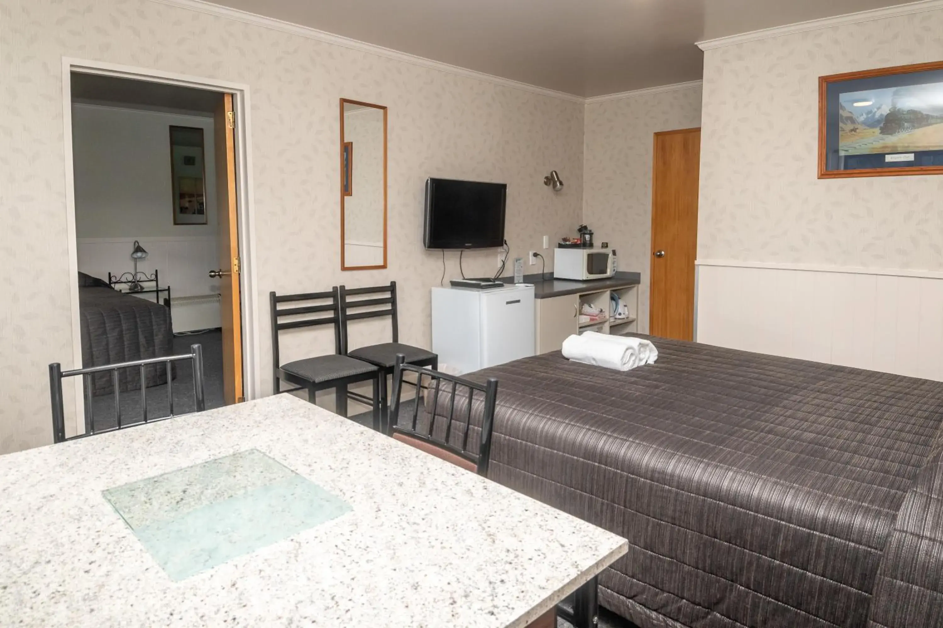 Family Room with Private Bathroom in Te Anau Top 10 Holiday Park and Motels Family Room with Private Bathroom in Te Anau Top 10 Holiday Park and Motels