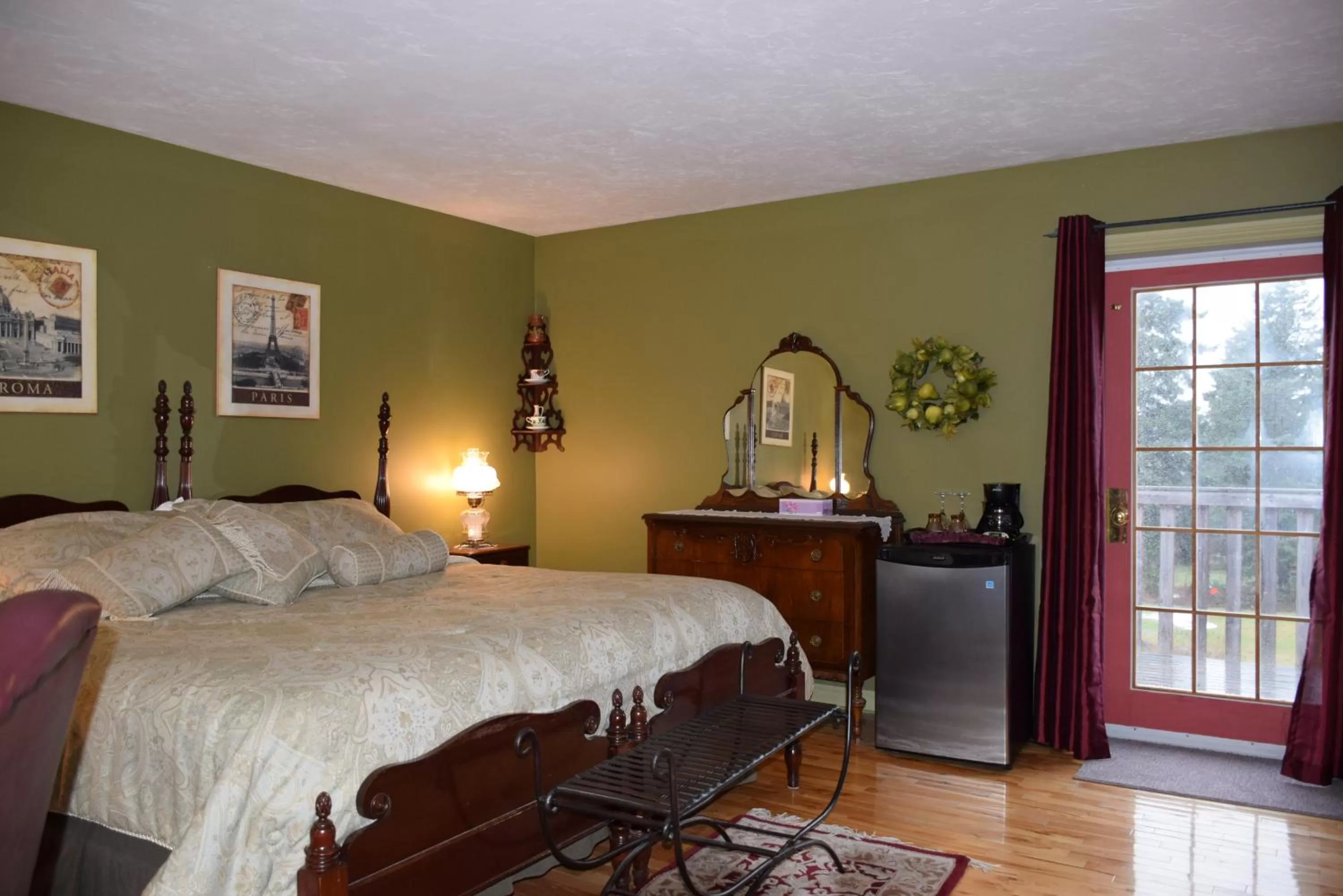 Photo of the whole room, Bed in Auberge Wild Rose Inn