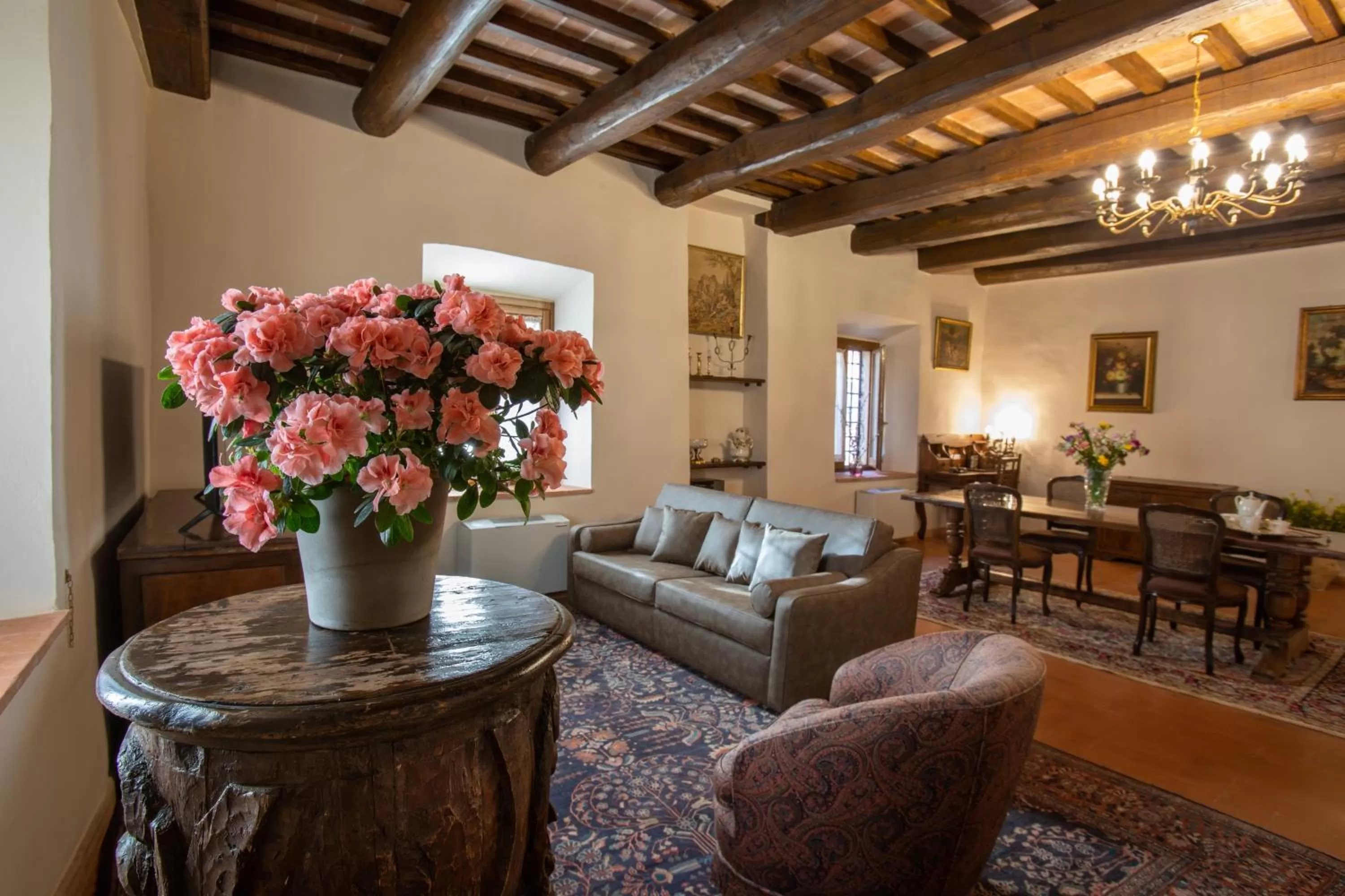 Photo of the whole room in Borgo Petroro