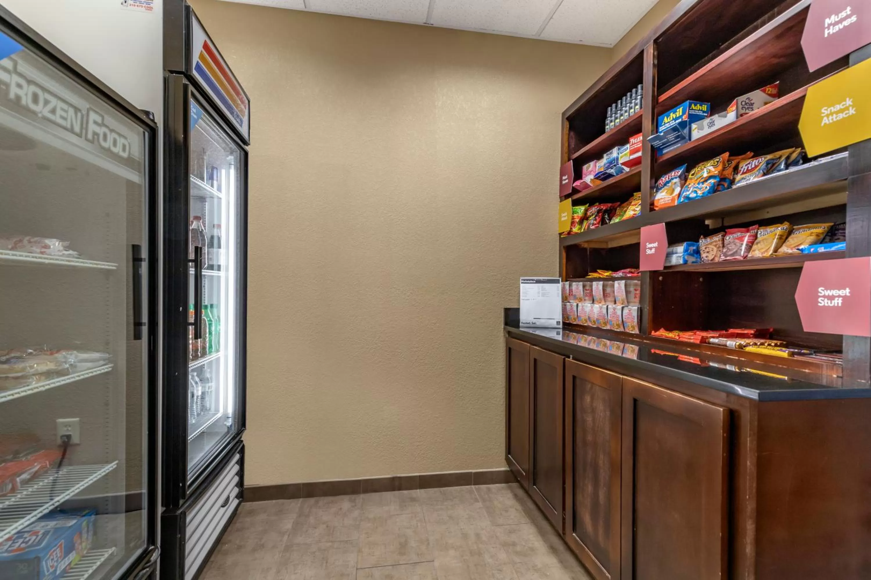 On-site shops in Comfort Suites Medical Center near Six Flags