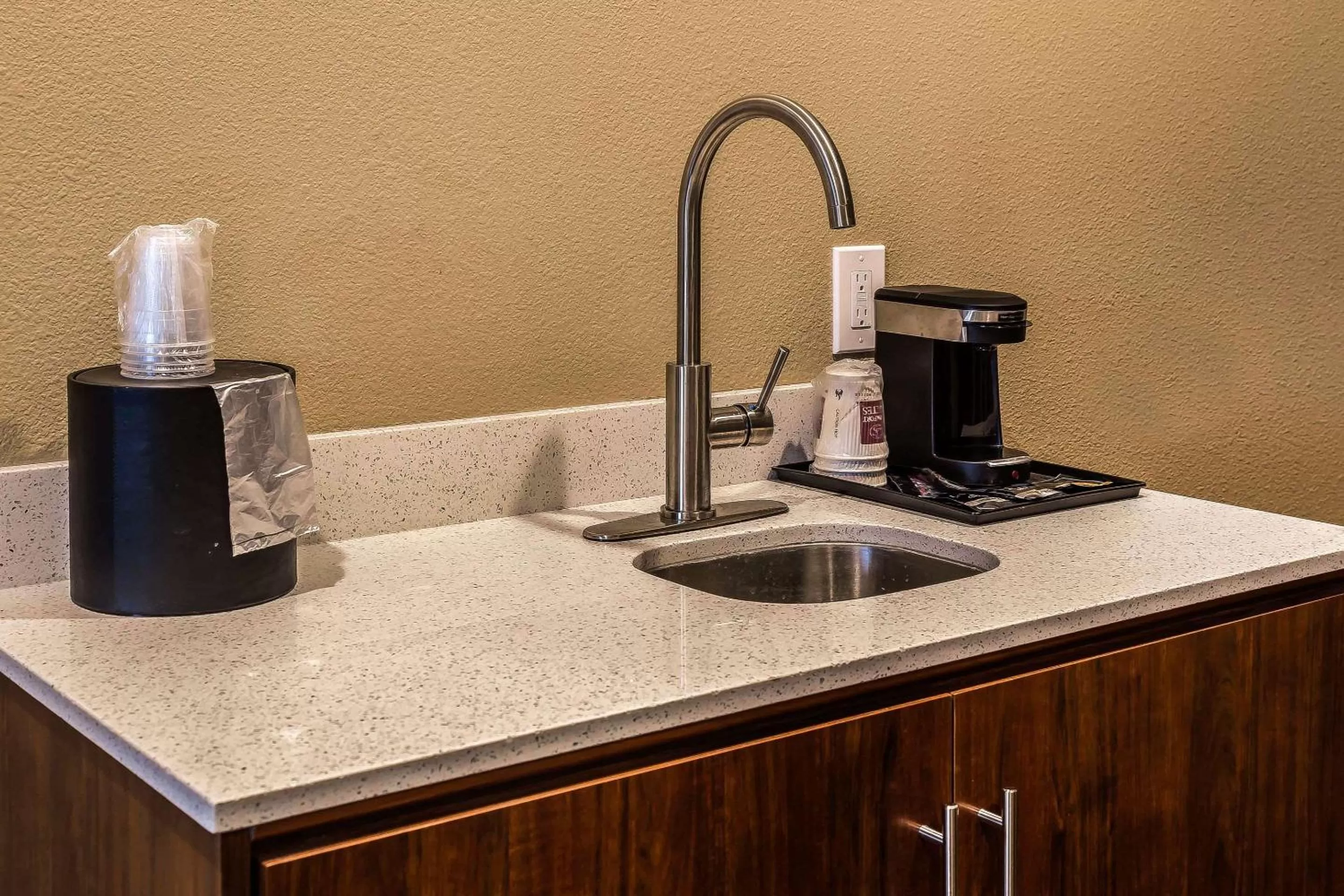 Coffee/tea facilities, Kitchen/Kitchenette in Comfort Suites San Jose Airport
