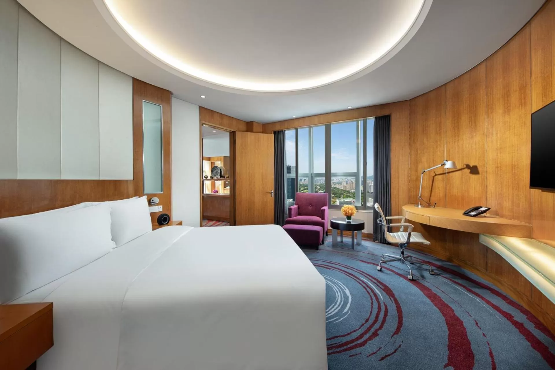 Photo of the whole room, Bed in Crowne Plaza Shenzhen Futian