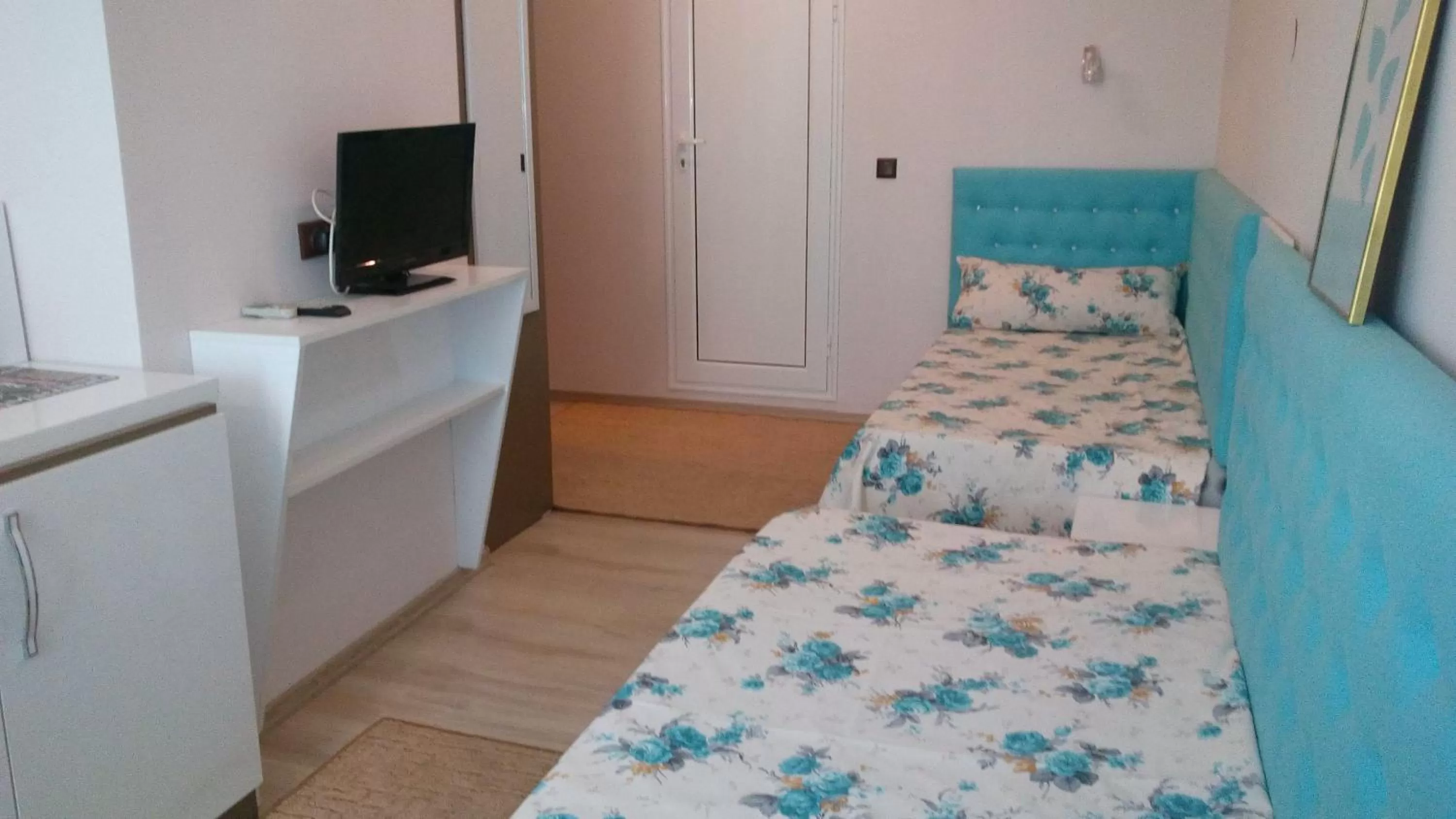 TV and multimedia, Bed in White Rose Family Guest House