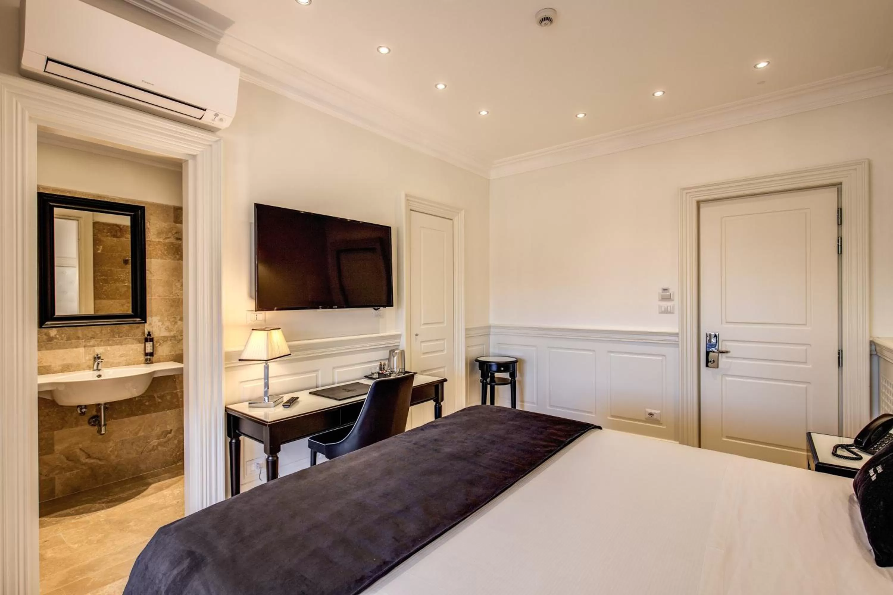 Photo of the whole room, Bed in Hotel Domus Mea