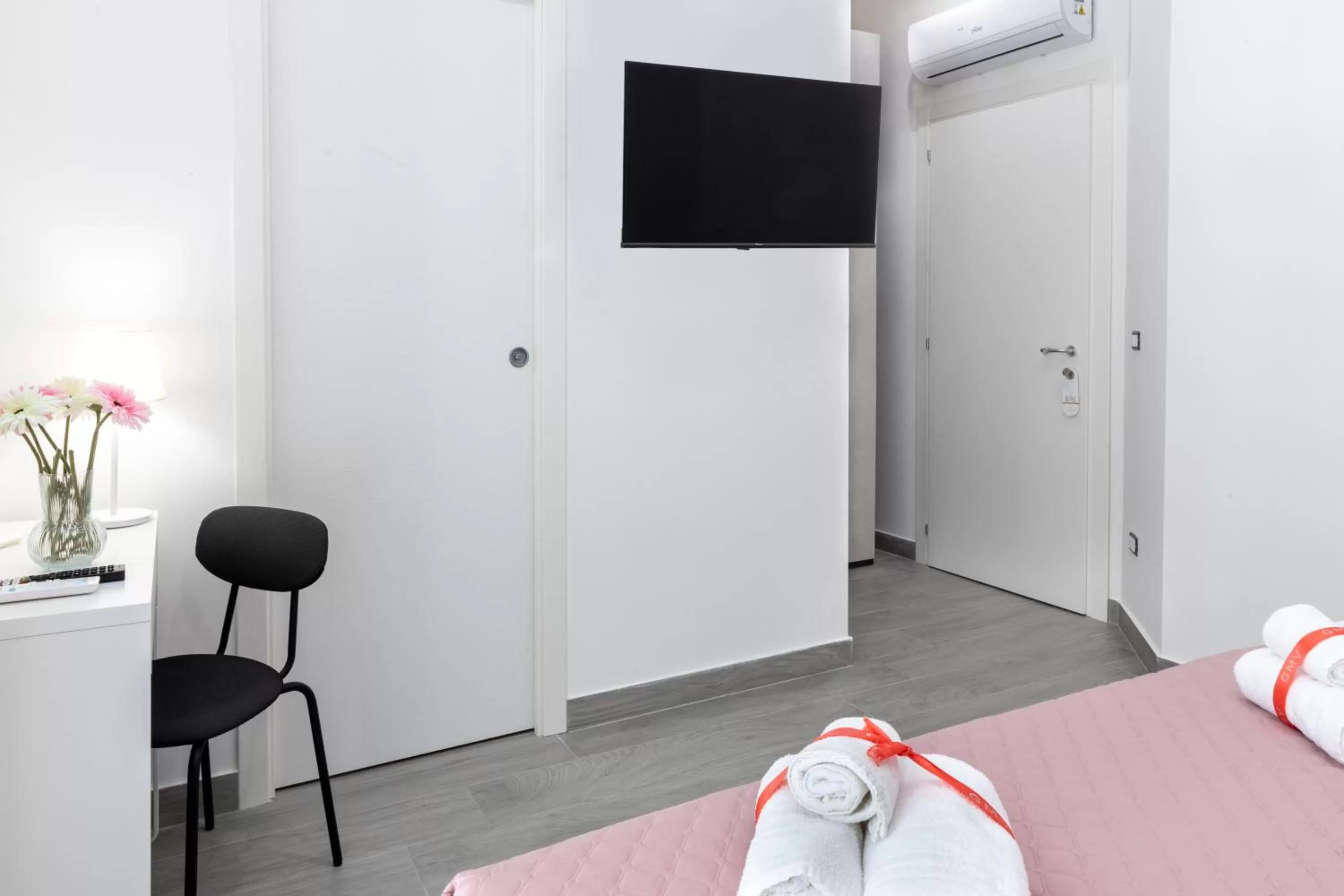 Bathroom, TV/Entertainment Center in Partenope Guest House