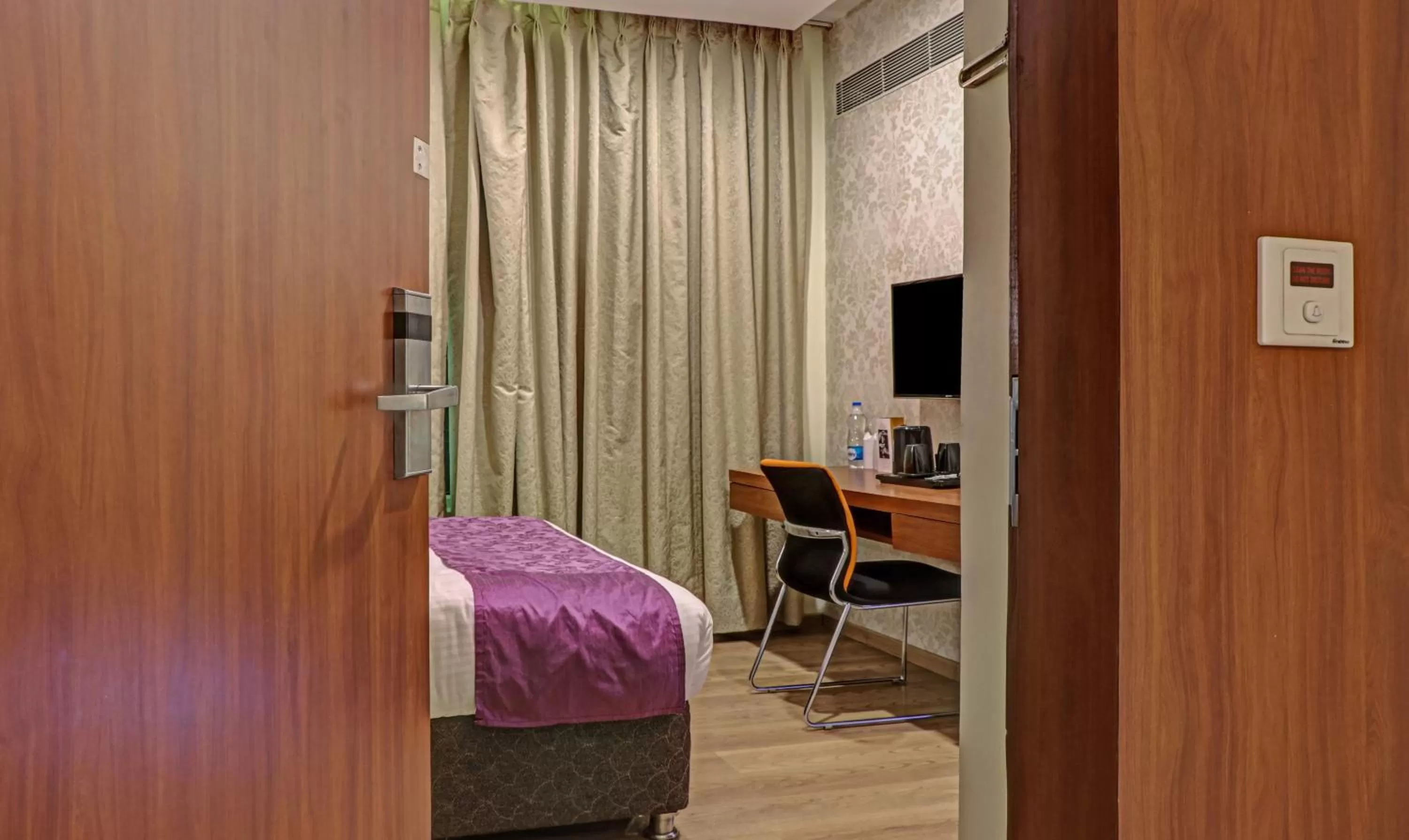 TV and multimedia, Bed in The Onyx Hotel