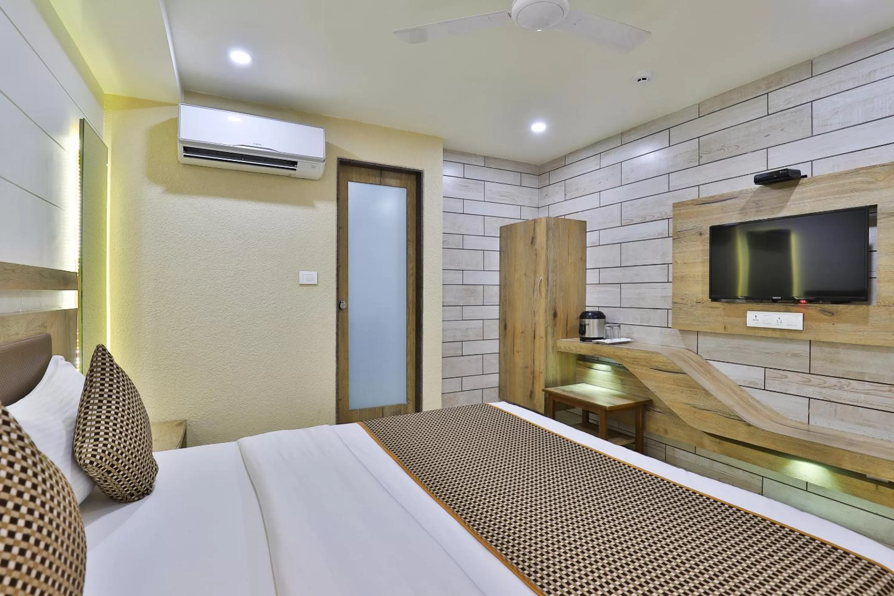 TV and multimedia, Bed in Hotel Pearl