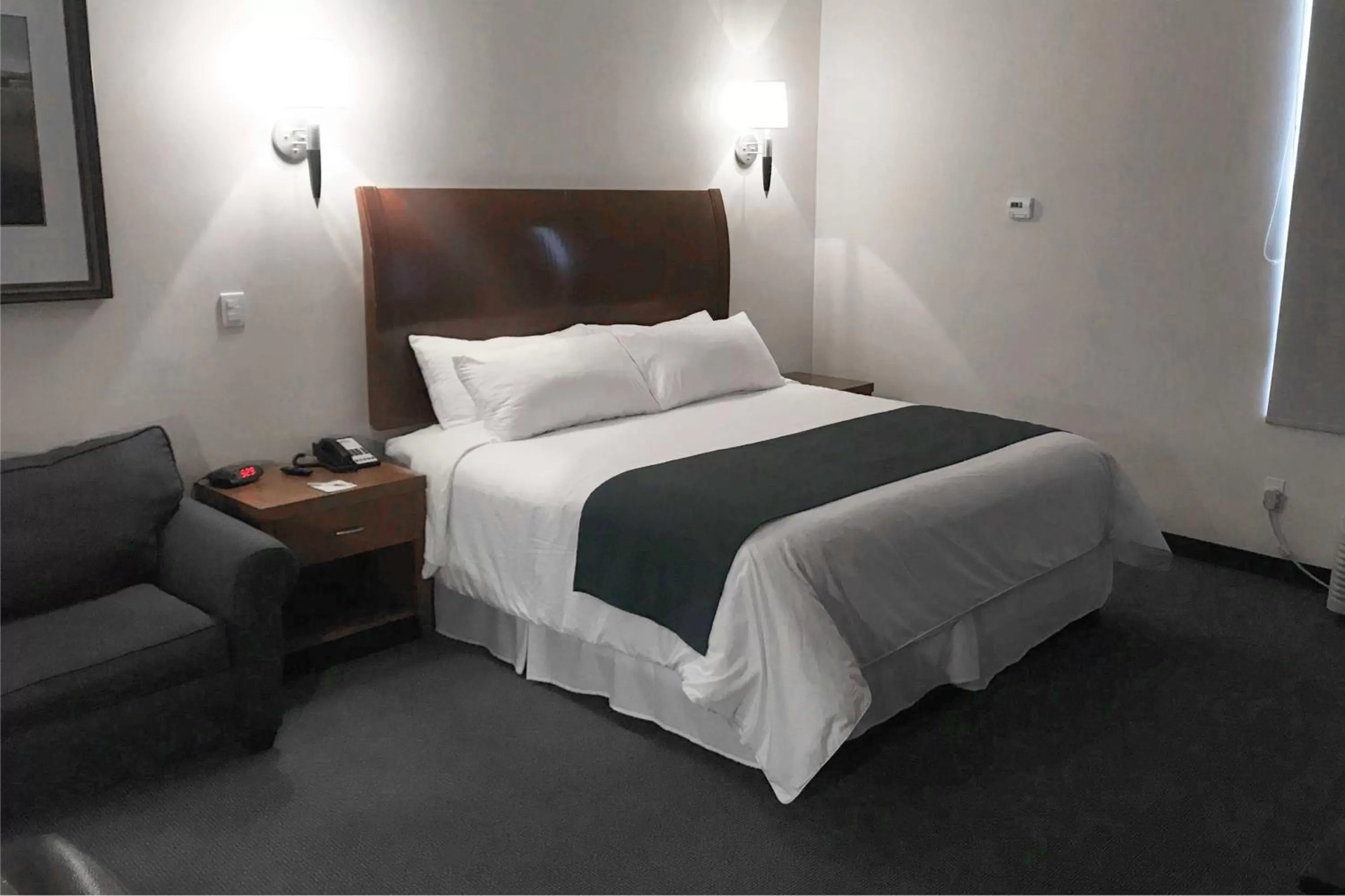 Photo of the whole room, Bed in Days Inn by Wyndham Piedras Negras