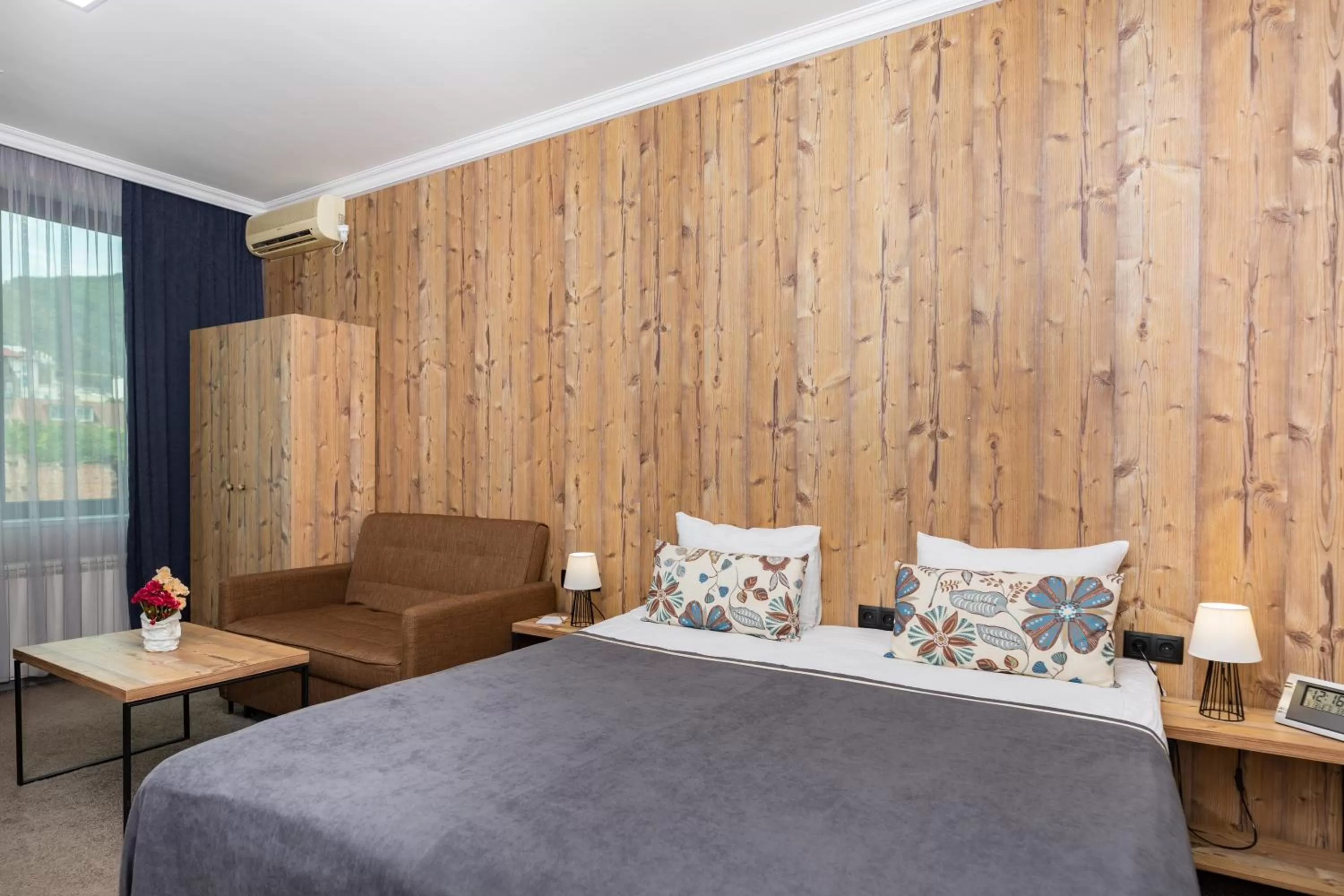 Bed in Old Side Corner