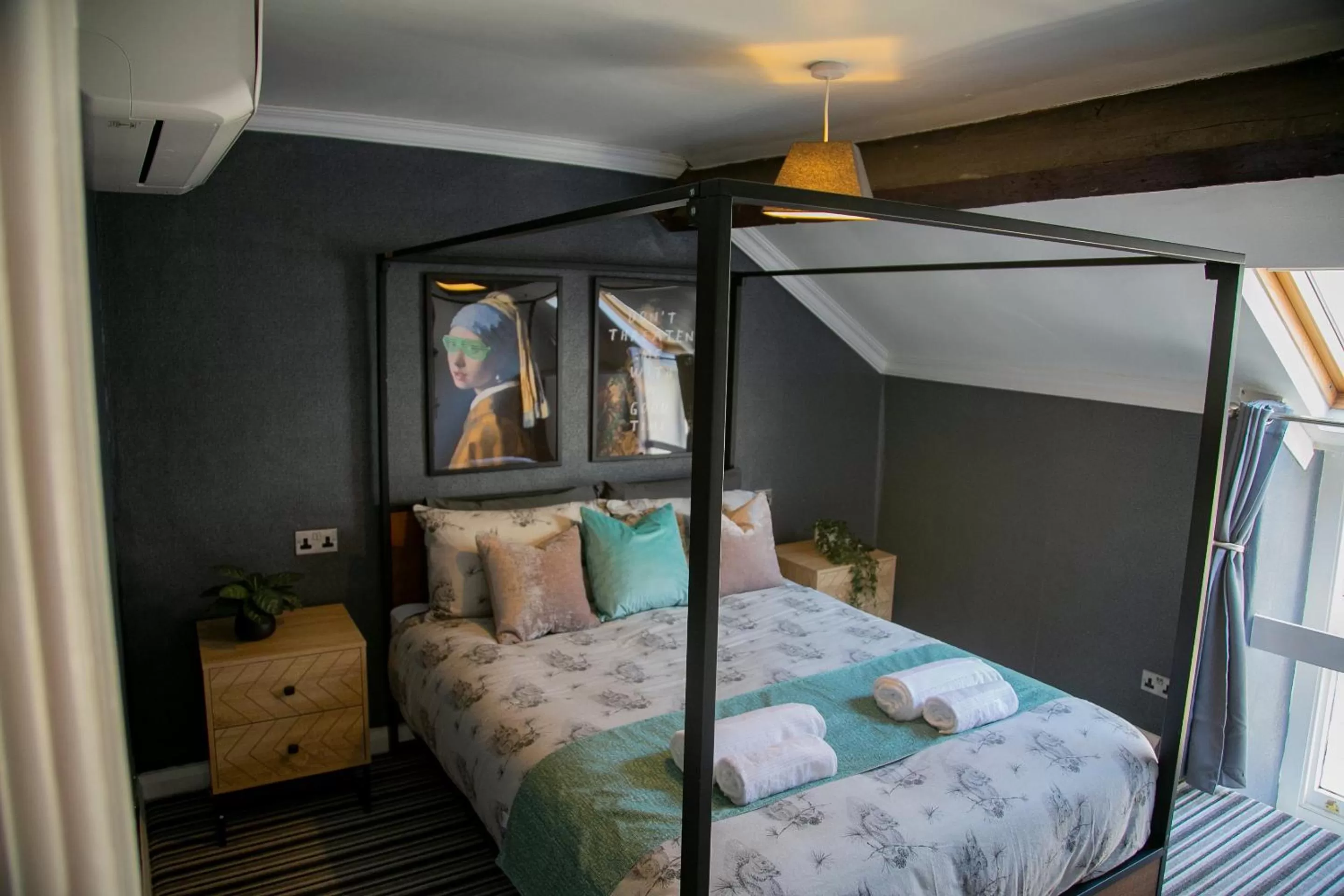 Bedroom, Bed in The Swan