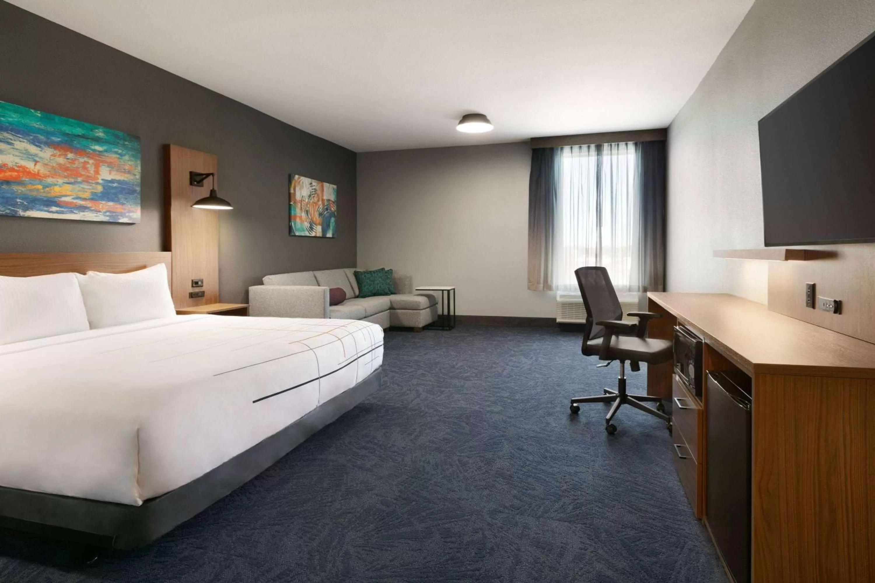 Photo of the whole room, Bed in La Quinta Inn & Suites by Wyndham College Station North