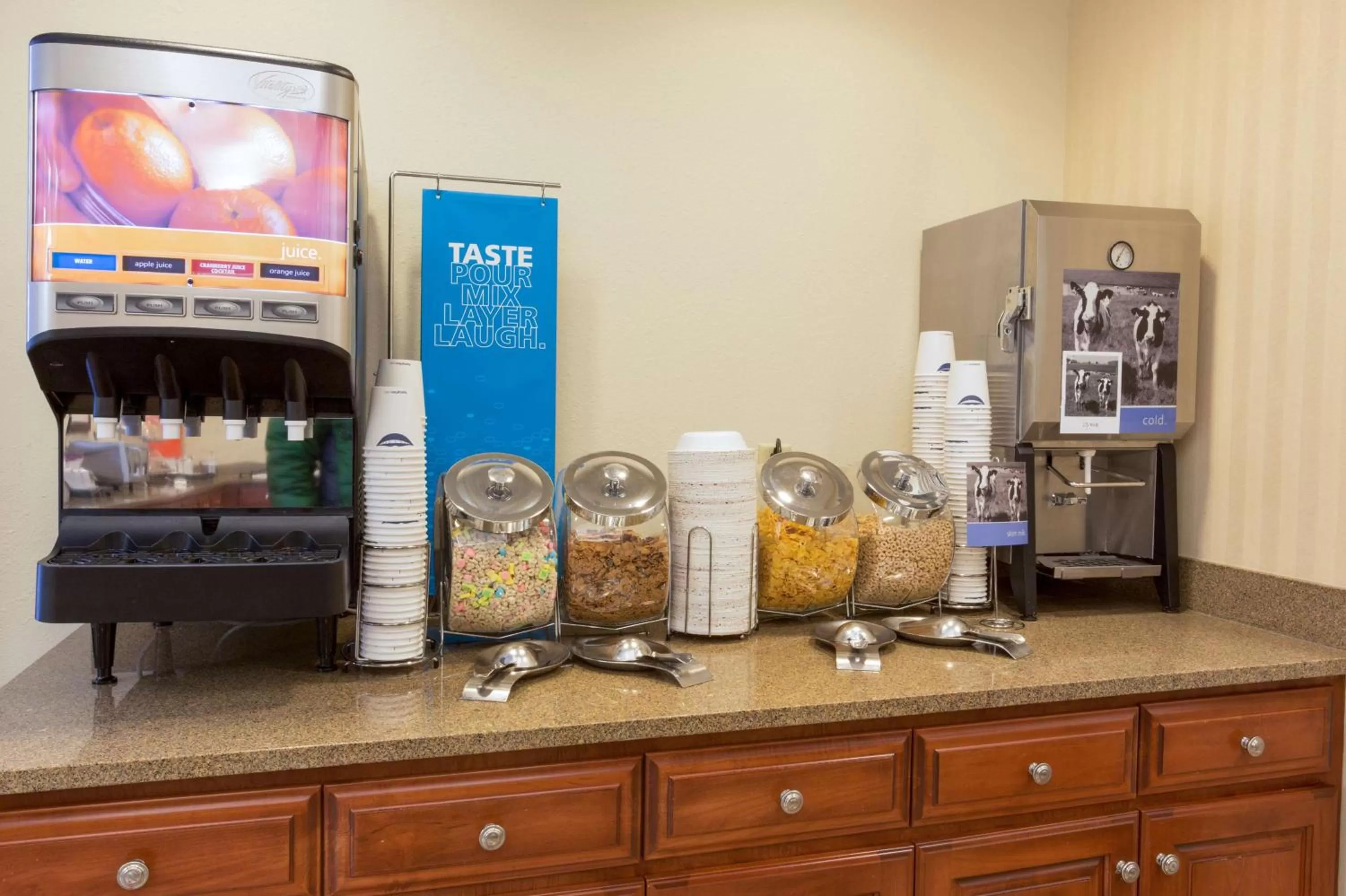 Dining area in Spark by Hilton St Louis Southwest