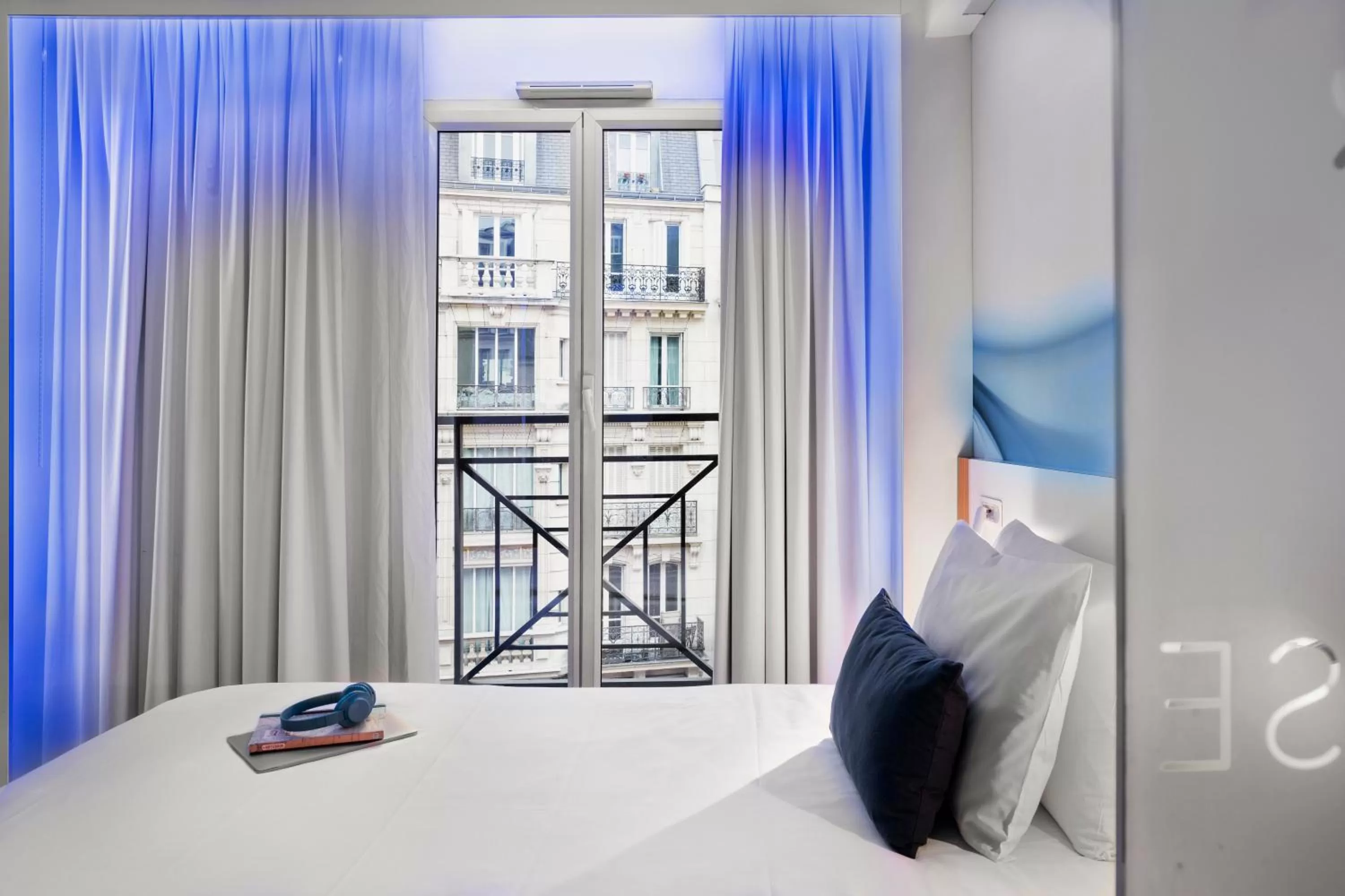 View (from property/room), Bed in Mercure Paris Gare du Nord
