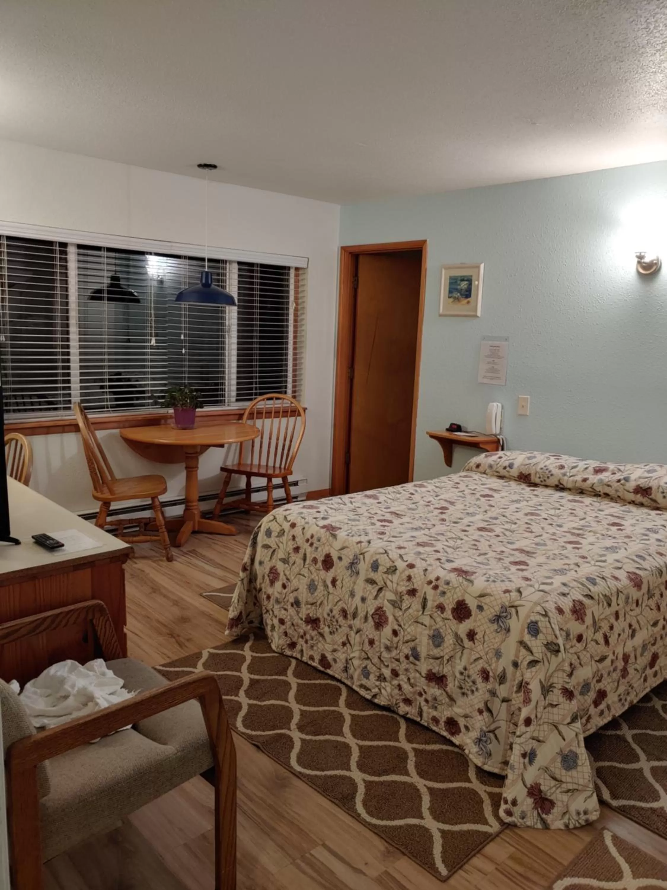 Bed in The Dublin House Motel