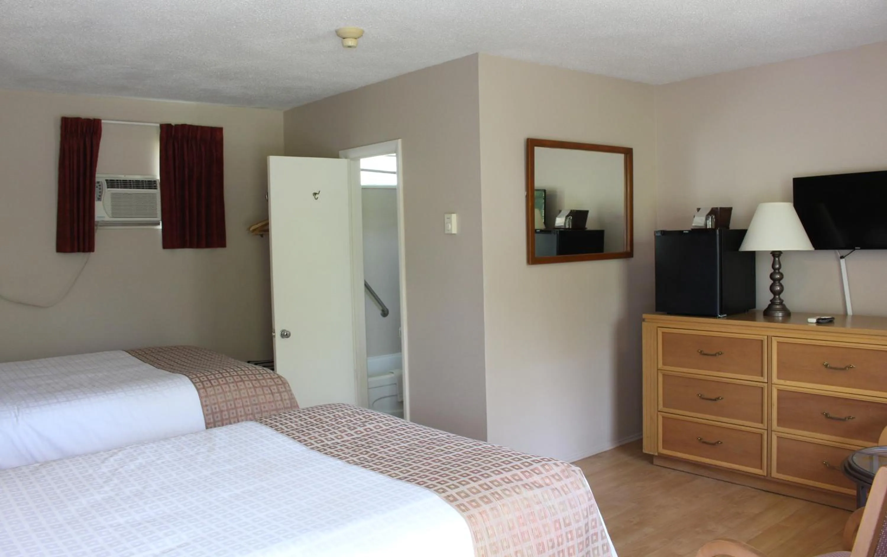 Photo of the whole room in Colonial Resort-1000Islands