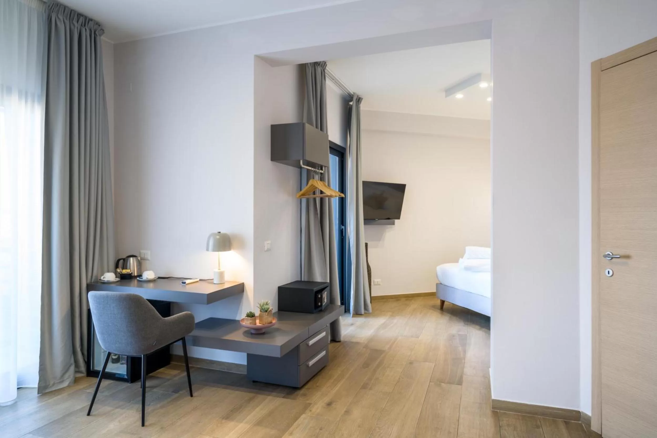 Living room, Bed in Taormina Palace Hotel