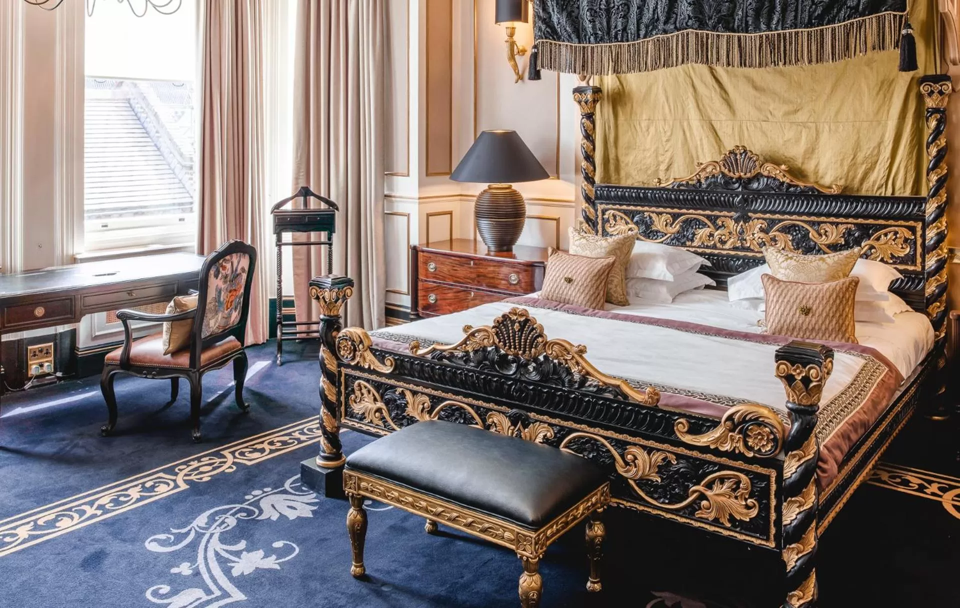 Bed in 11 Cadogan Gardens and The Apartments by Iconic Luxury Hotels