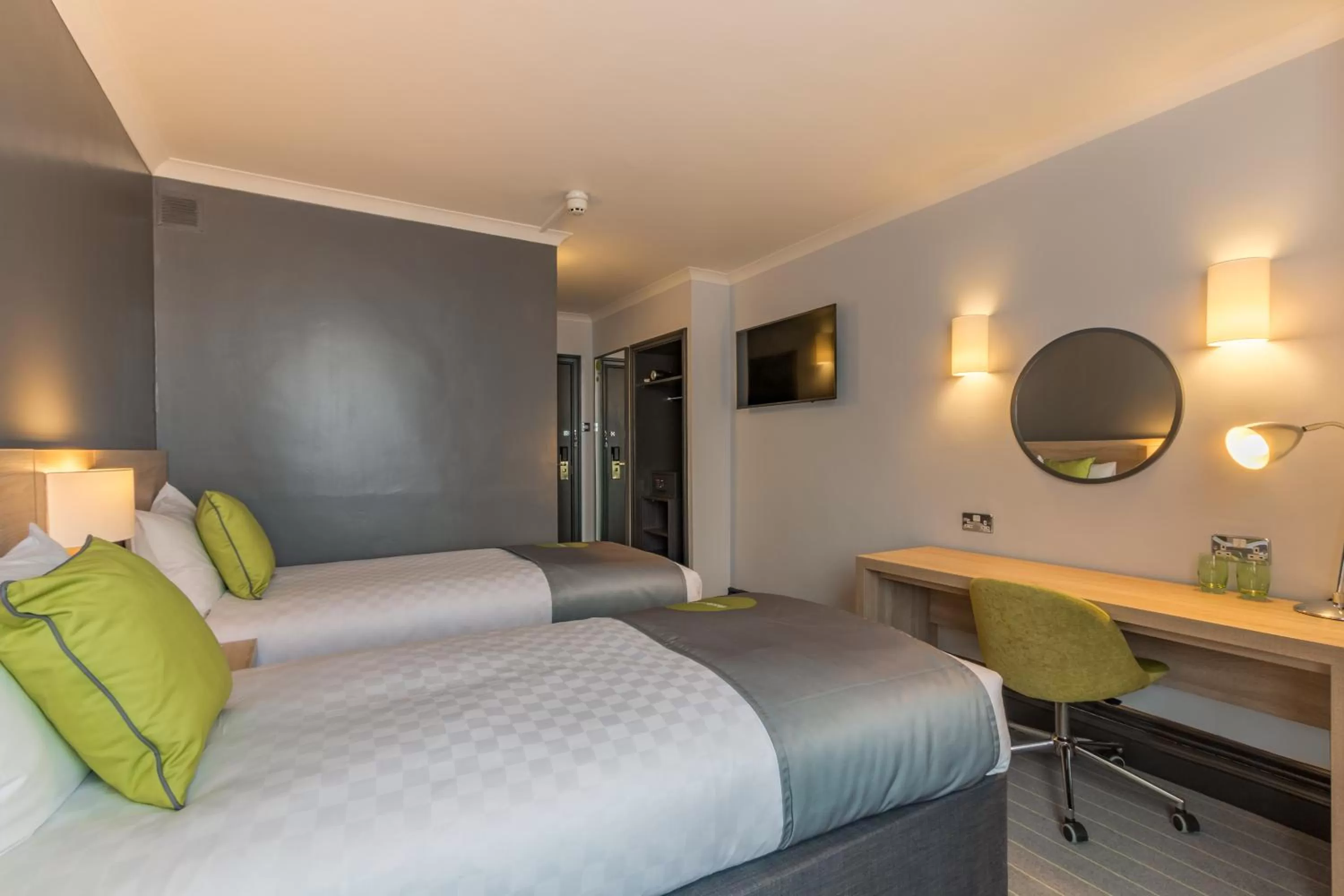 Toilet, Bed in Thistle Express London Luton