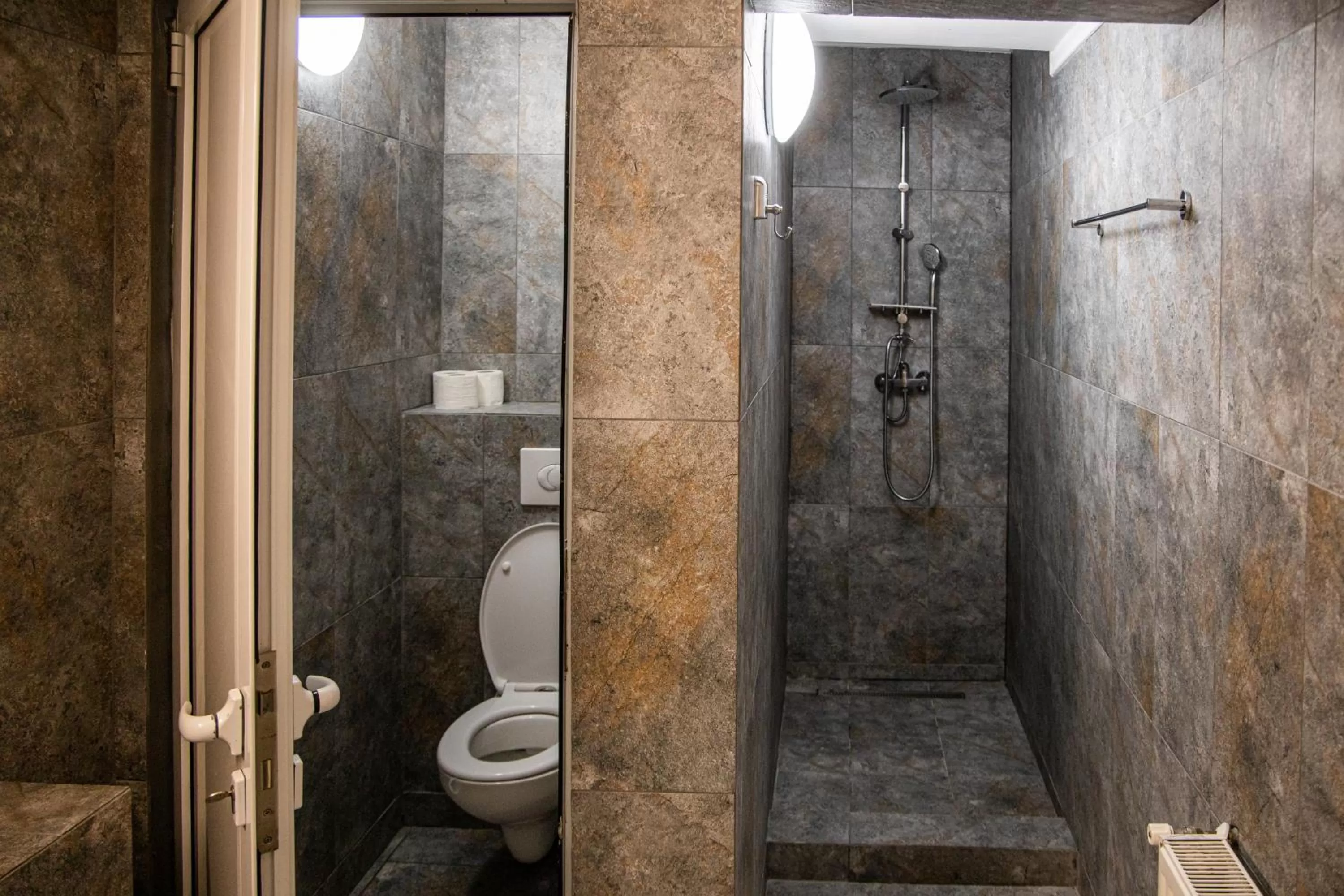 Bathroom in Pensiunea Pictorilor