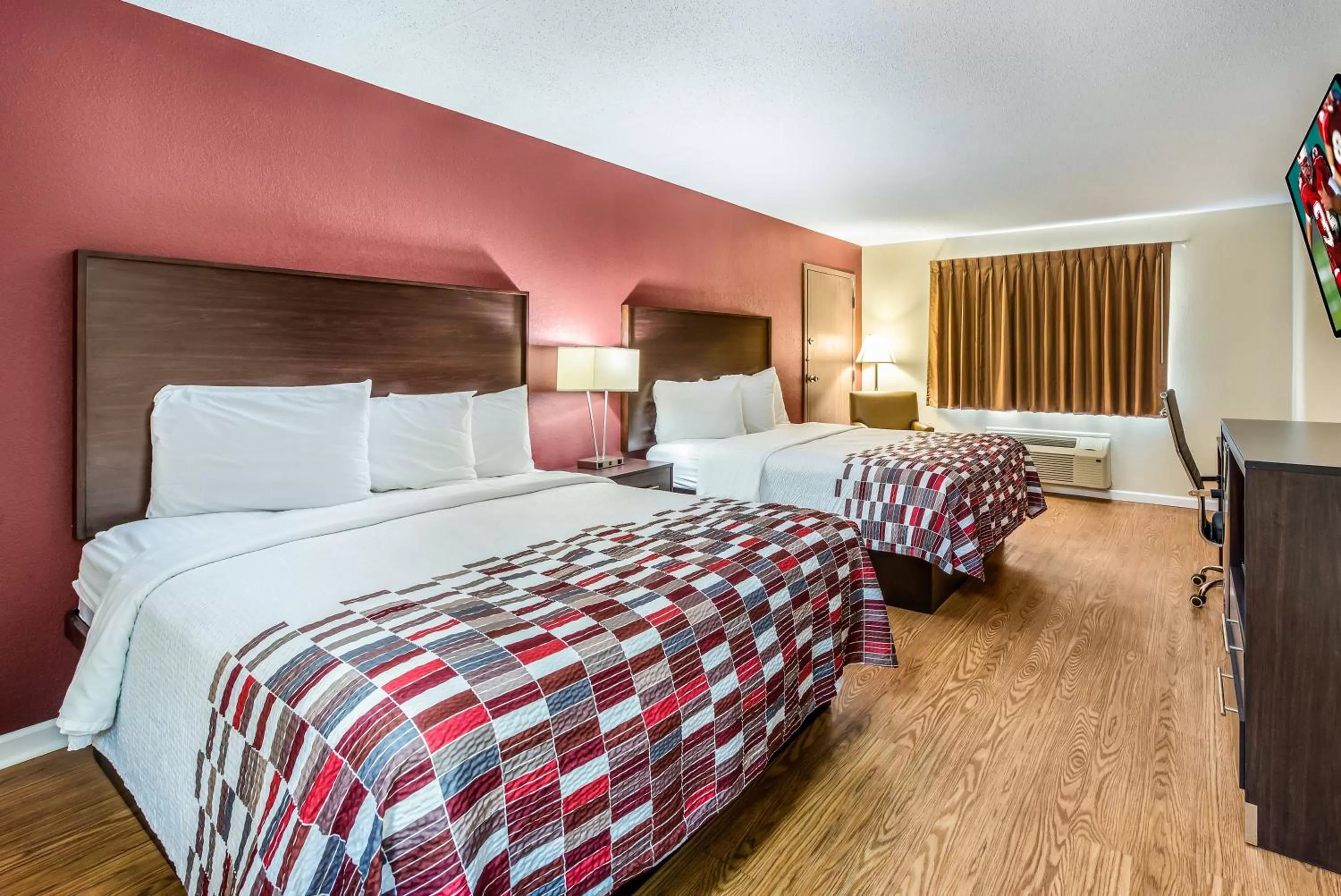 Photo of the whole room, Bed in Red Roof Inn & Suites Wapakoneta