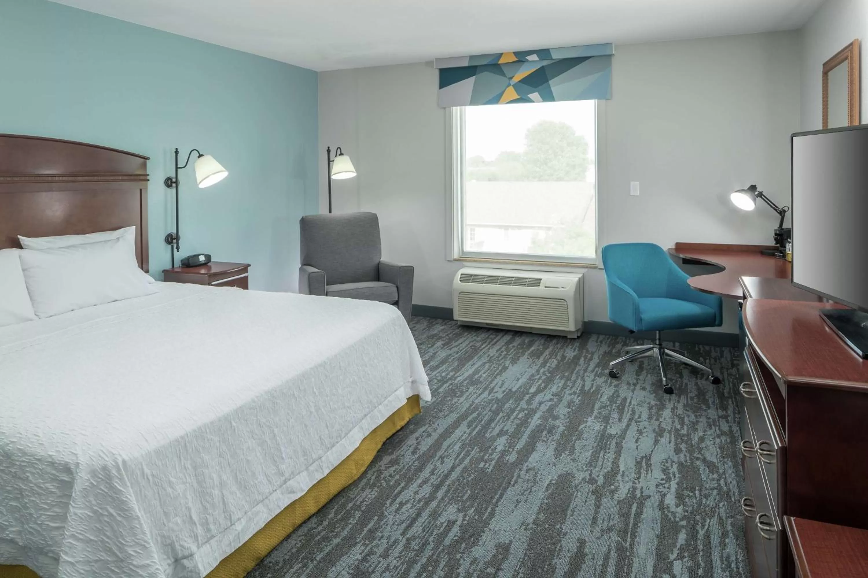 Bedroom, Bed in Hampton Inn & Suites Rochester-North