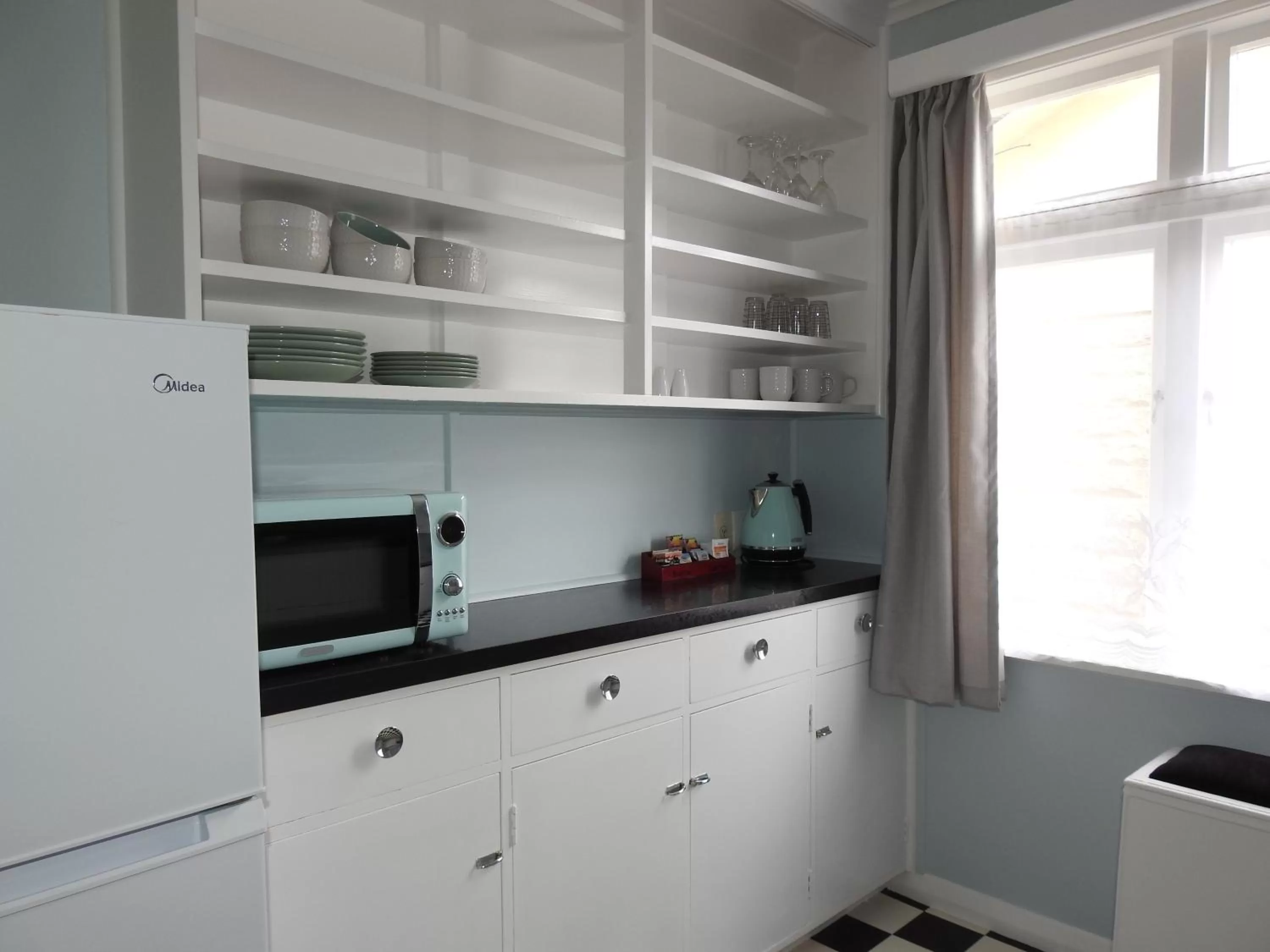 Kitchen or kitchenette, Kitchen/Kitchenette in Gardner Court Motel