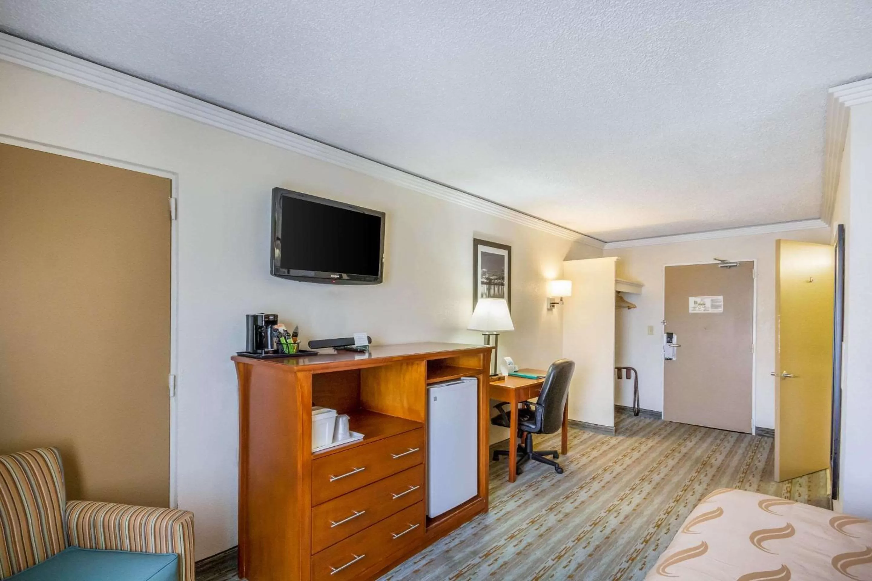 Photo of the whole room, Bed in Quality Inn & Suites Kansas City - Independence I-70 East