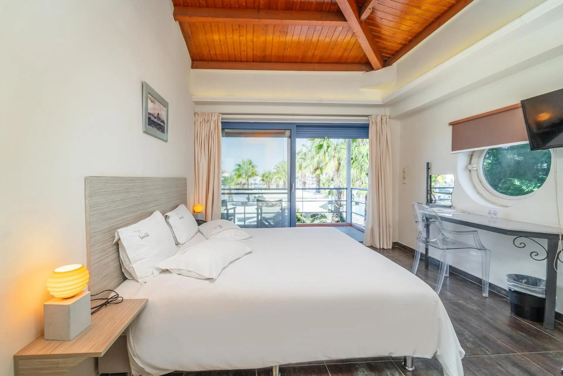 View (from property/room), Bed in Ianos Hotel