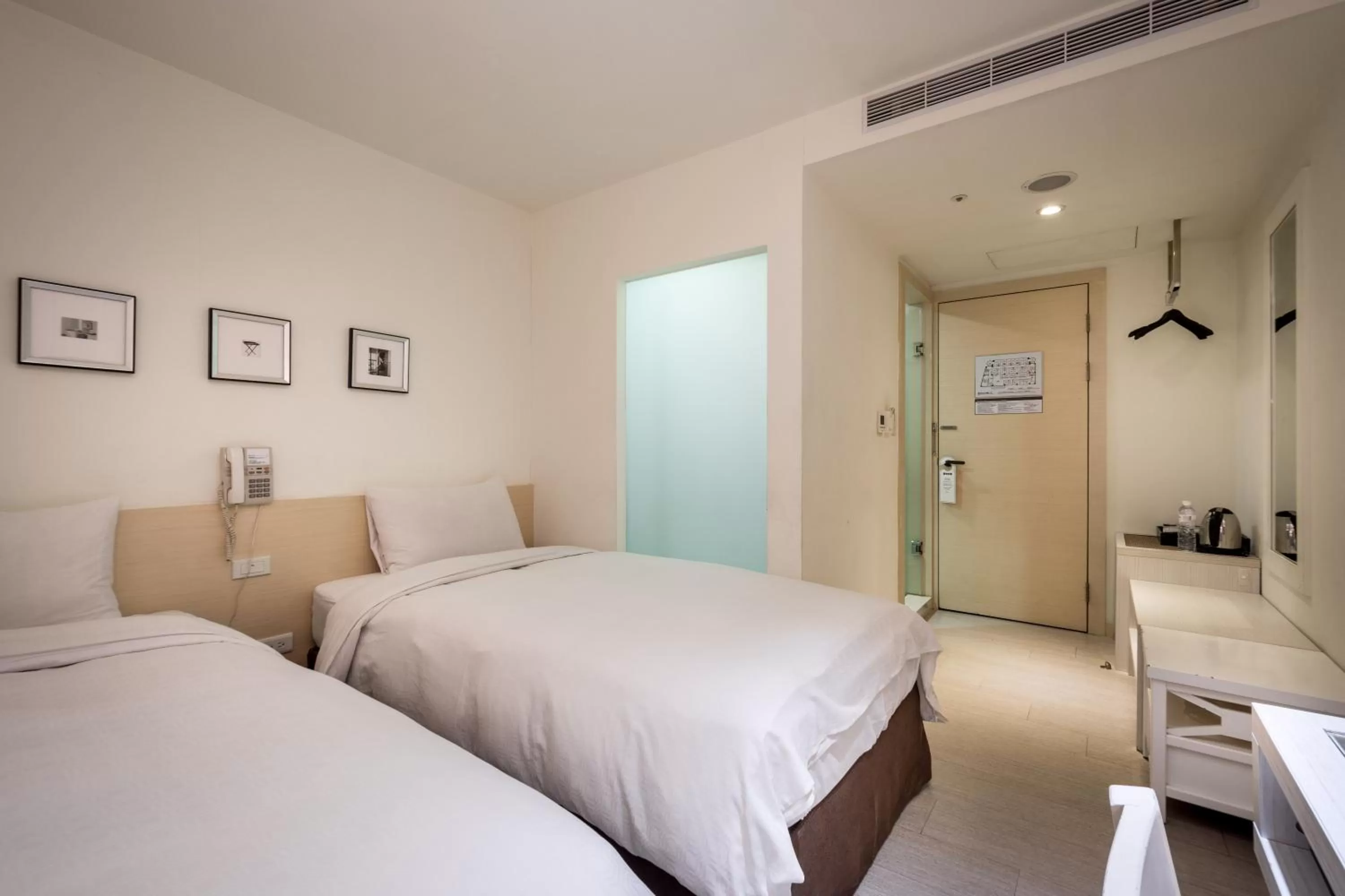 Photo of the whole room, Bed in Wemeet Hotel Taipei